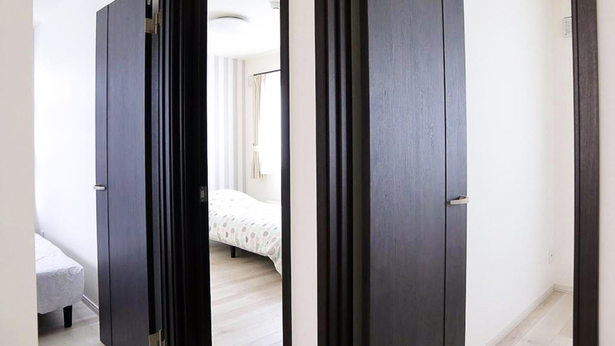 ・【通路】３つの寝室は隣接しており、廊下を通じて行き来しやすい間取り