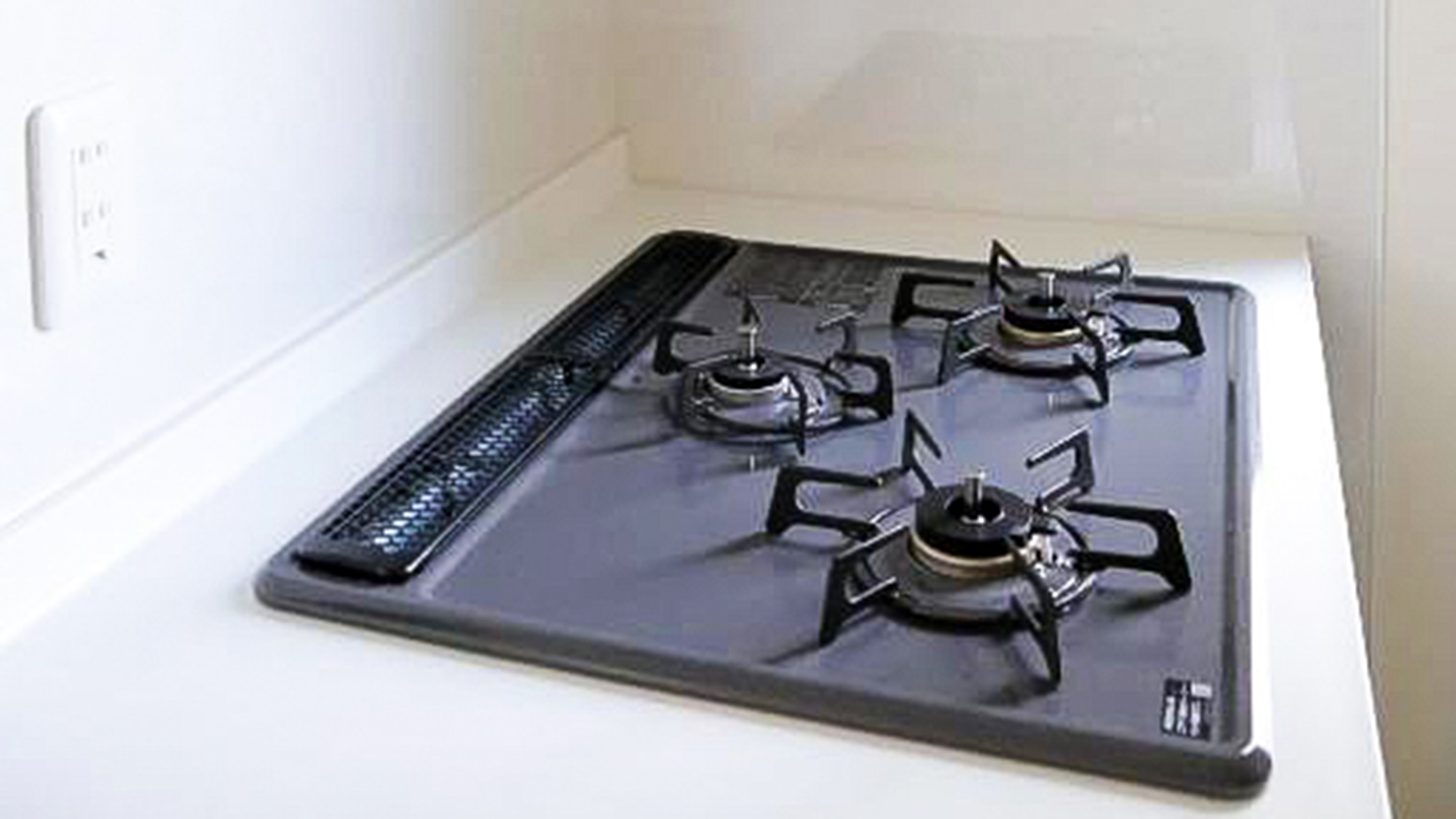 ・【キッチン】ガス式3口コンロを完備。市場で買った食材を使ってお好みの料理を作ってみては？