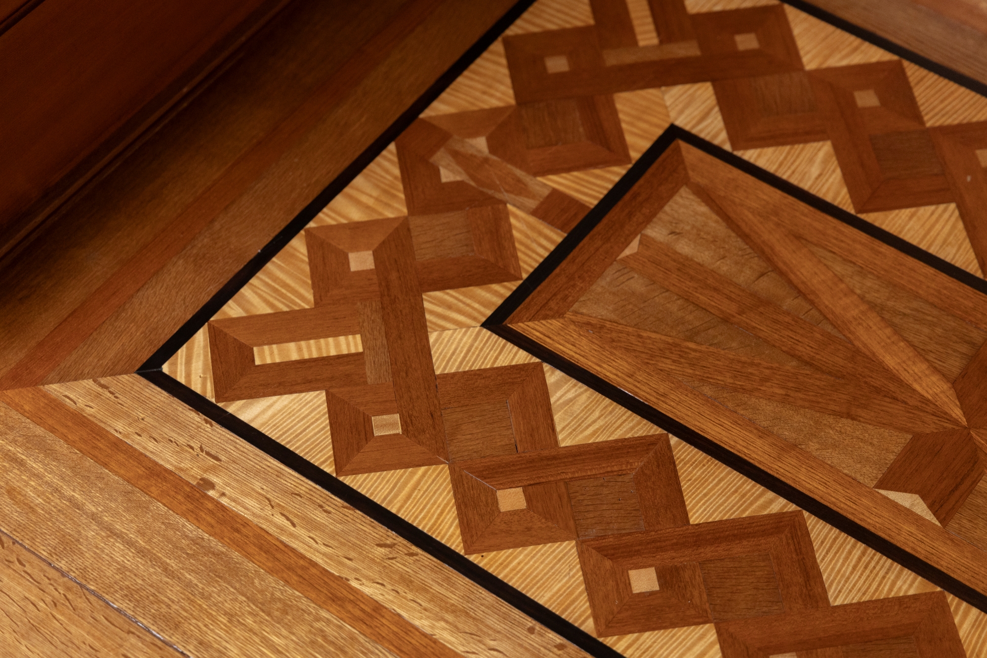 ラウンジの幾何学模様