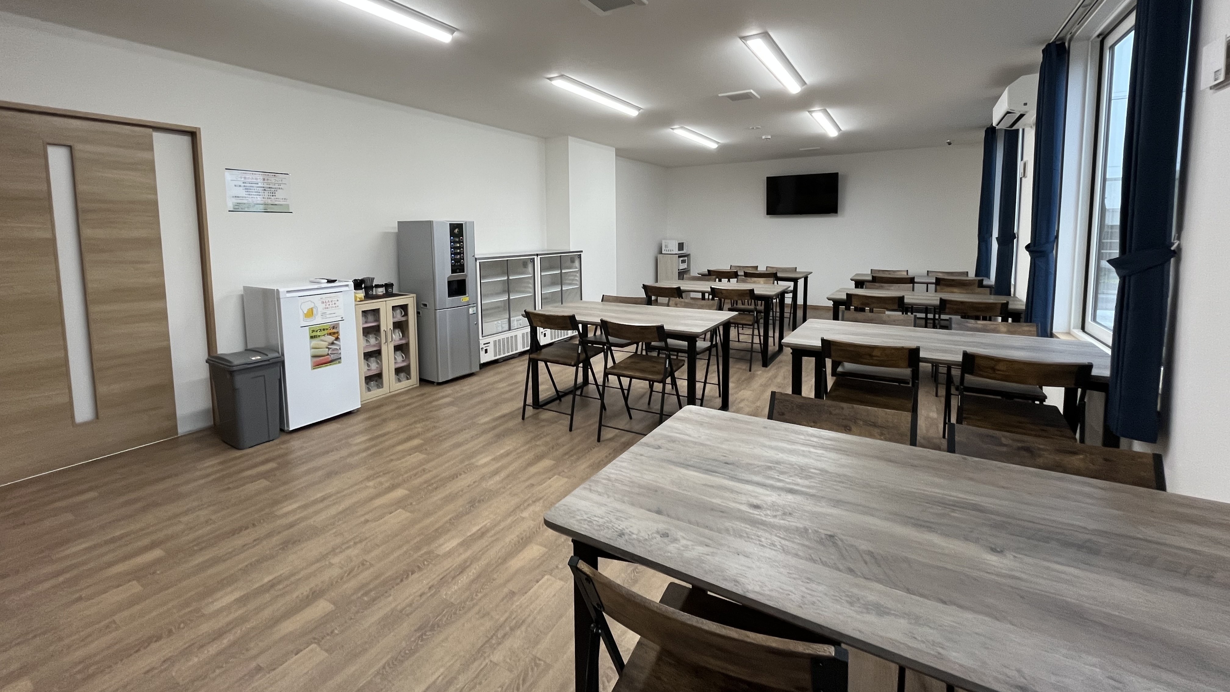 お食事は食堂でご提供しております。朝食は朝6時からお召し上がりいただけます。