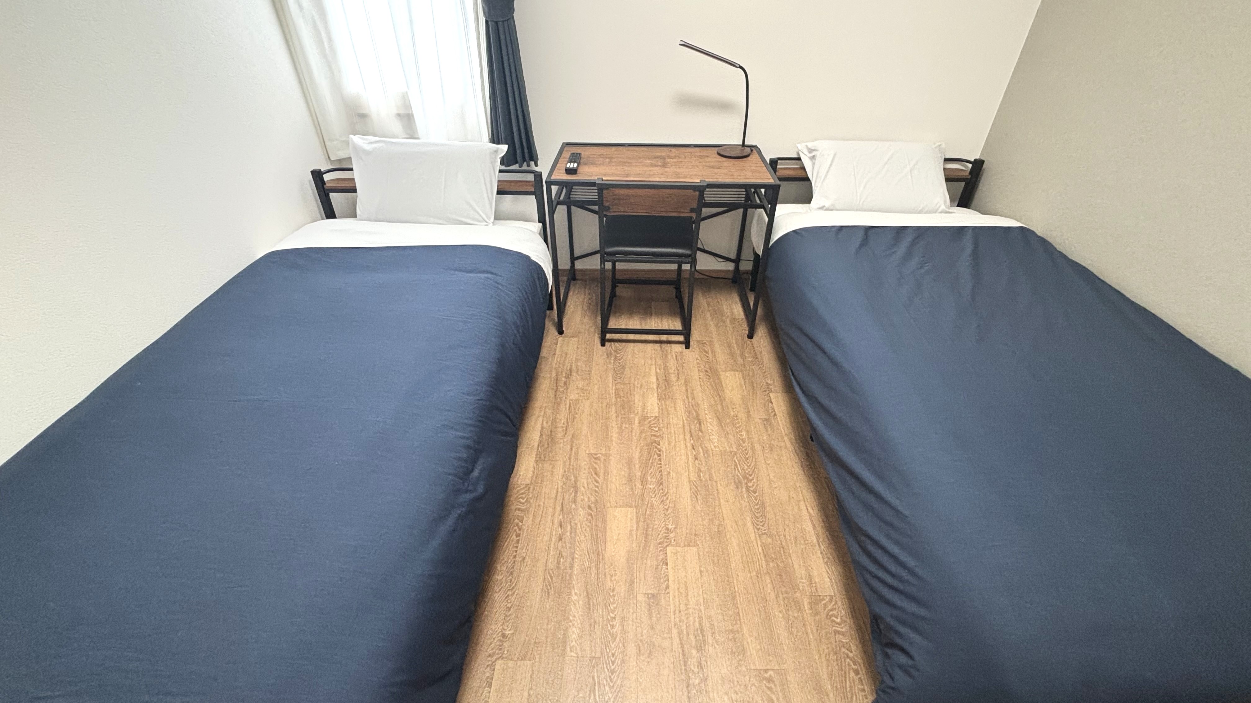 バス・トイレ付きのツインルームは動画配信サービス対応スマートテレビ・冷暖房も完備！