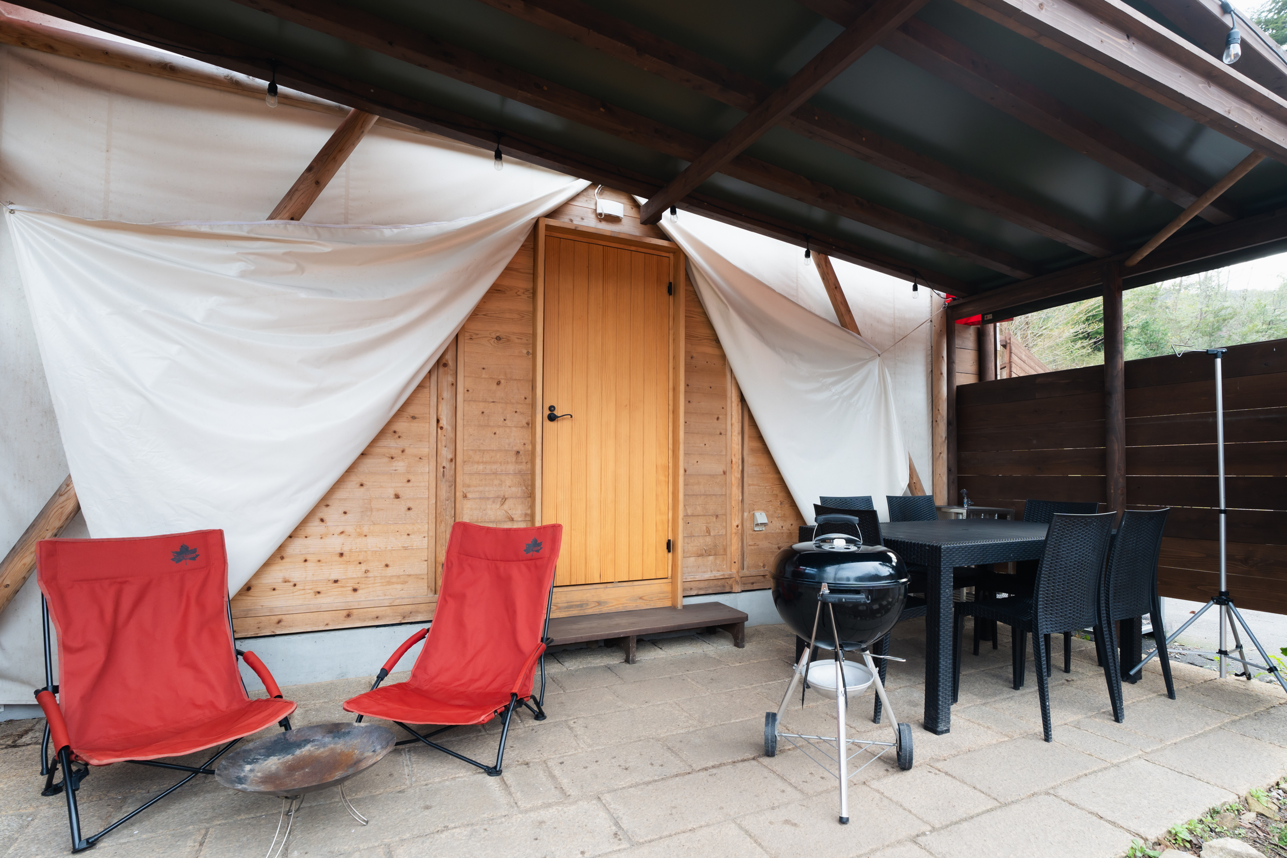 グランピング　テント前テラス