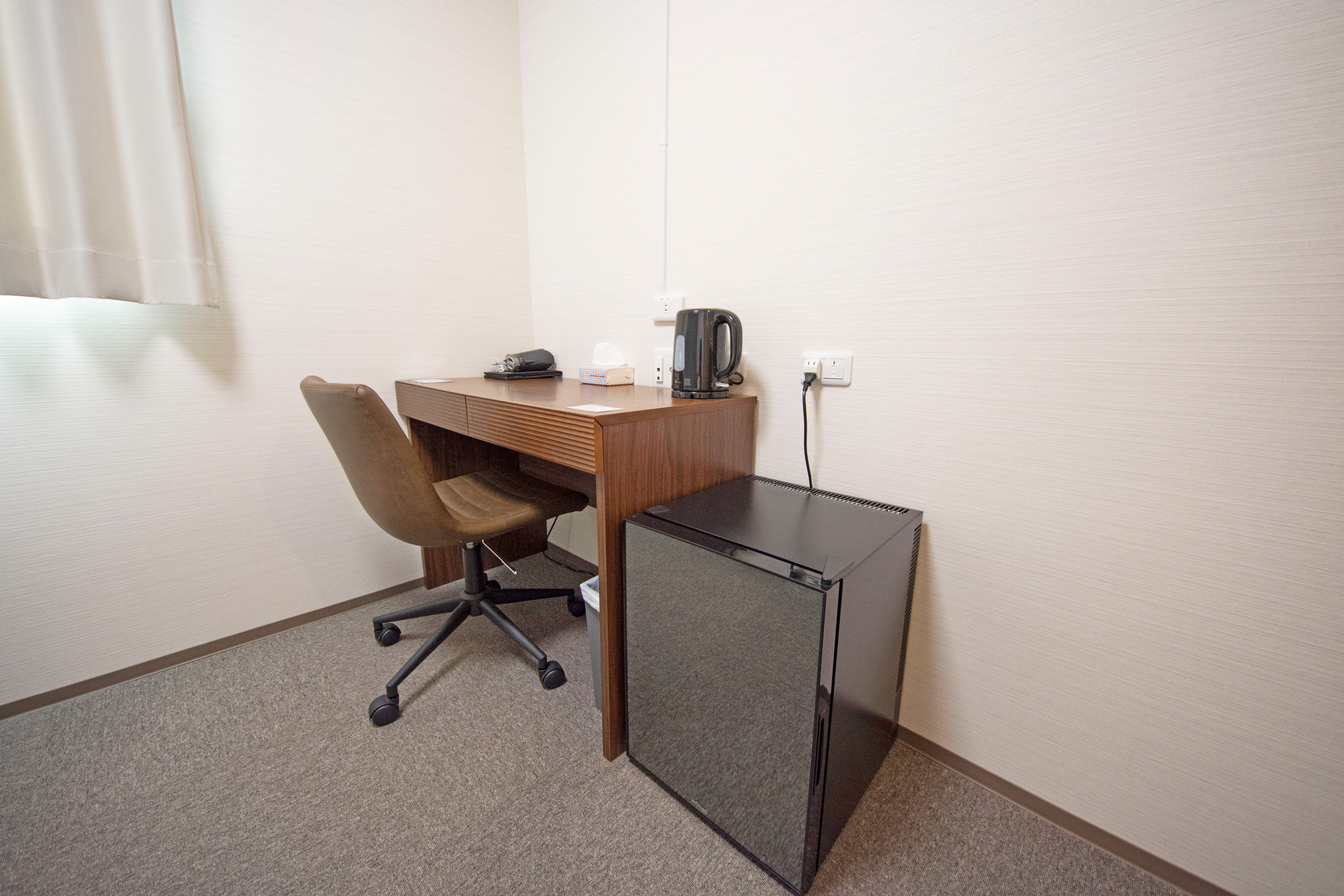 シングルルーム・デスクと冷蔵庫(空)