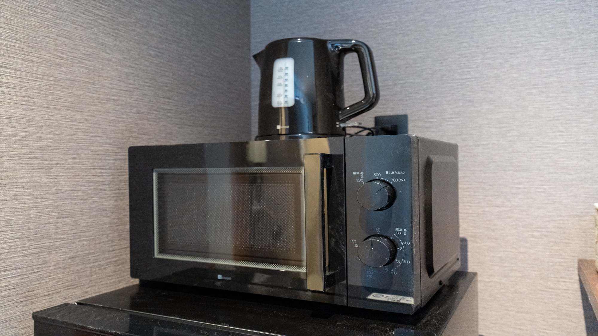 電子レンジや電気ケトルを設置しているので簡単な調理もできますよ