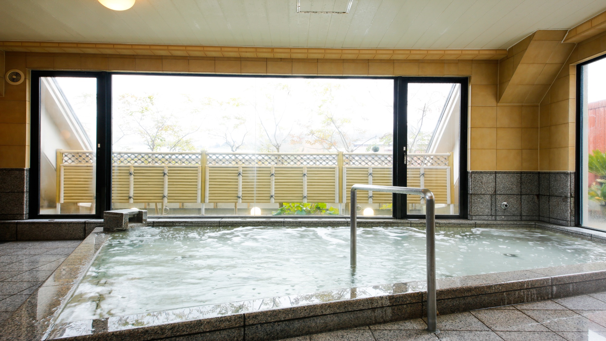 *【展望大浴場・花ごよみ（銀泉）】姉妹館・御幸荘花結びの大浴場もご利用いただけます