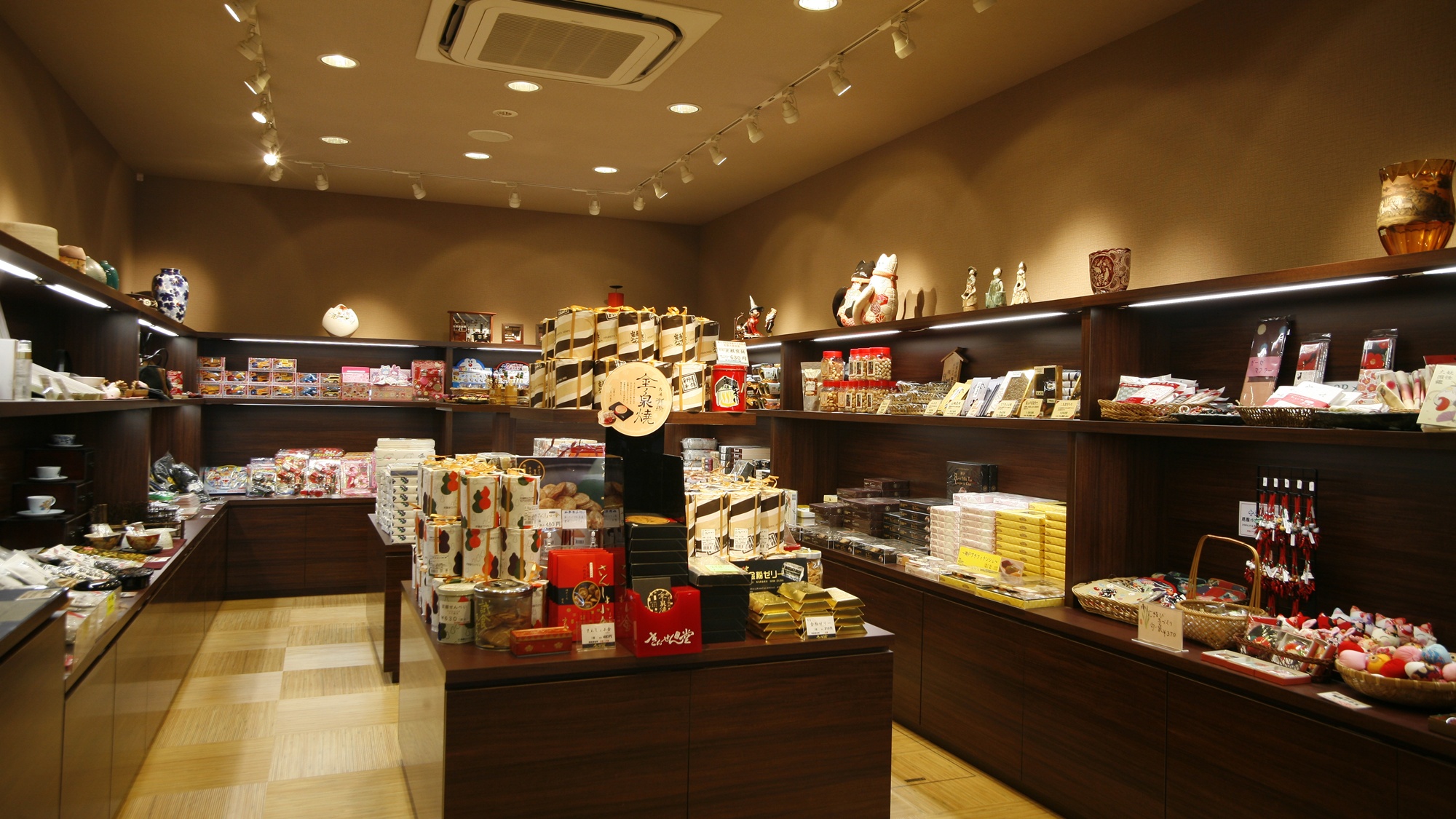 *【売店（御幸荘花結び内）】旅の思い出にぴったりの特産品を取り揃えております。