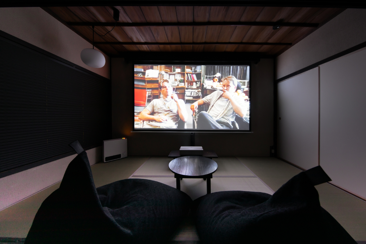 2階 大迫力のスクリーンで映画鑑賞