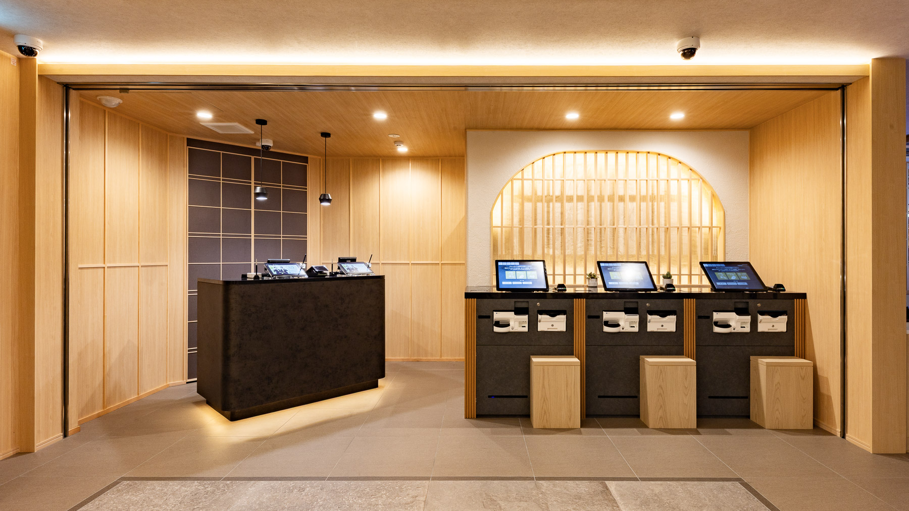 ひのき香るフロントでお迎えいたします