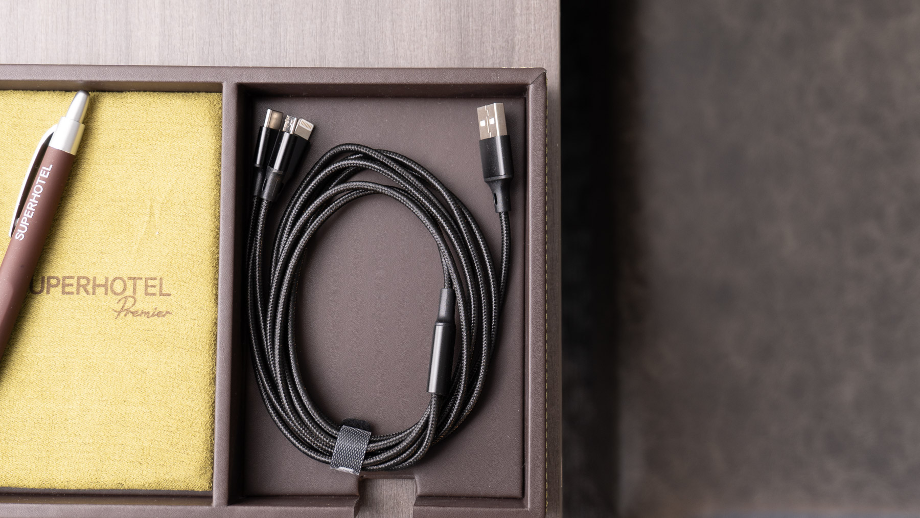 様々な機種に対応した充電器設置