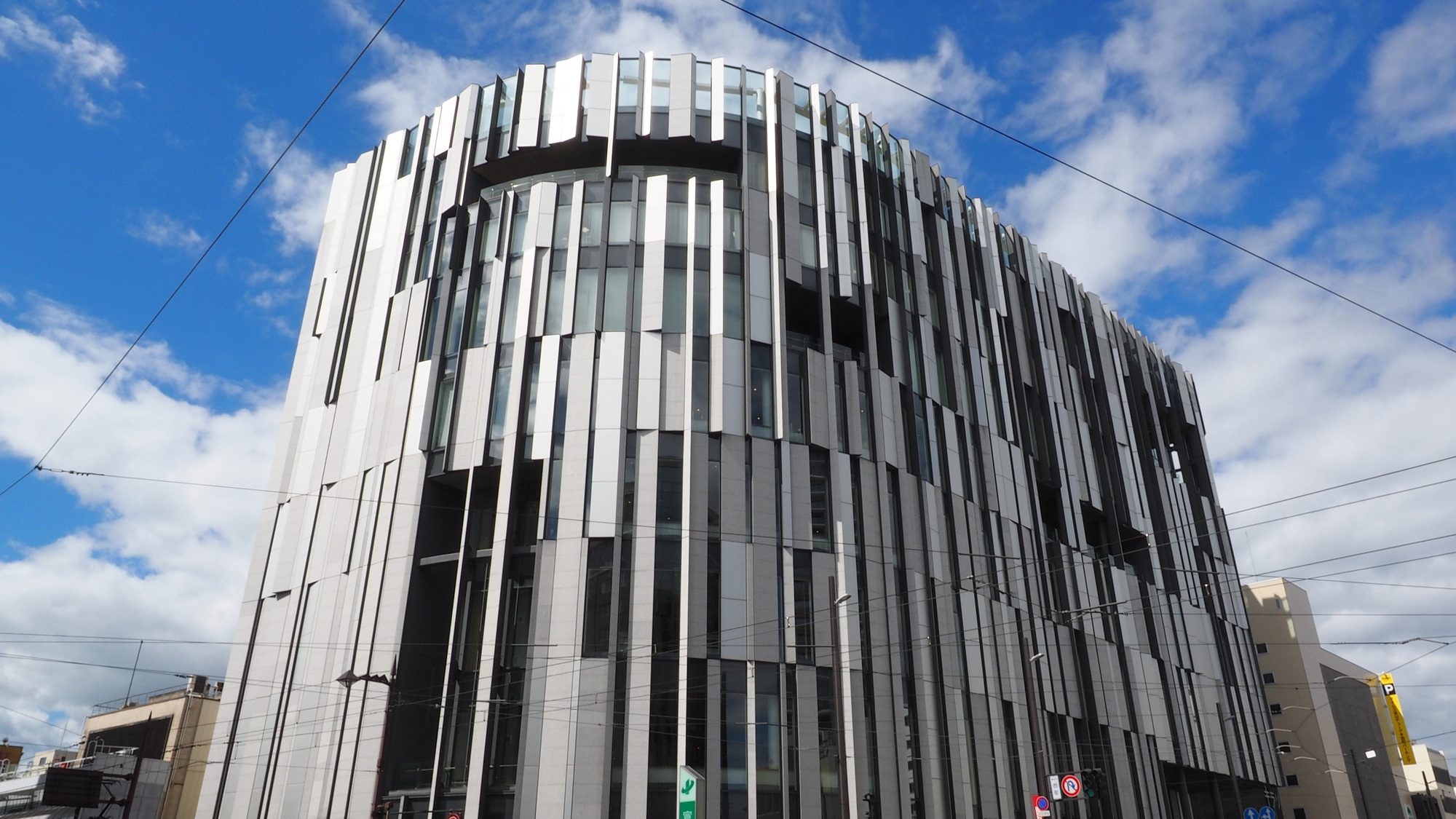 【富山市ガラス美術館】当館から徒歩で10分