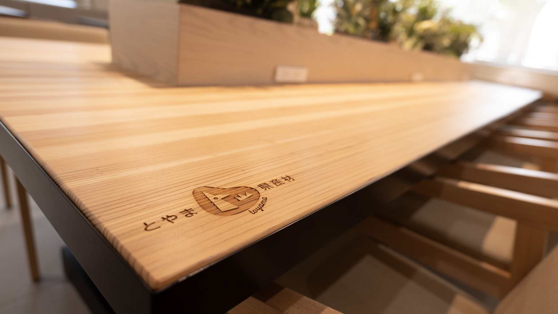 ラウンジには富山の木材を使用