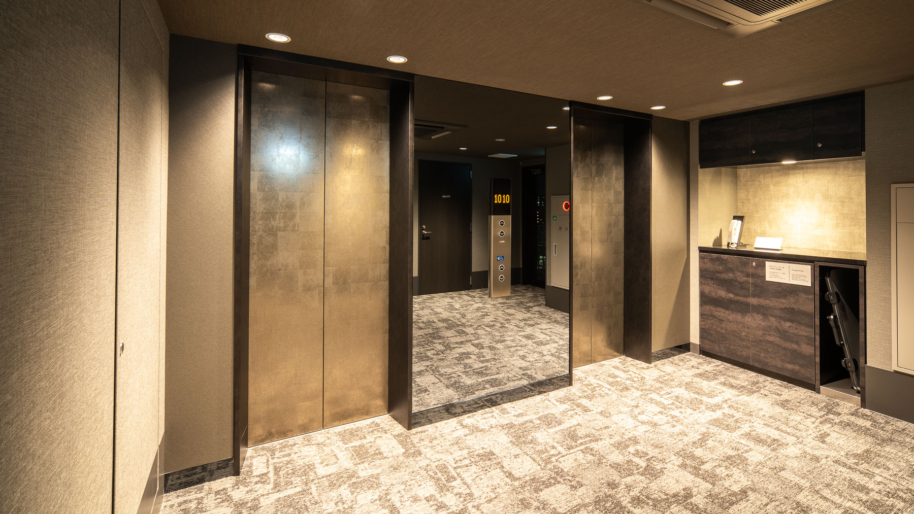 エレベーターは2機完備で待ち時間短縮