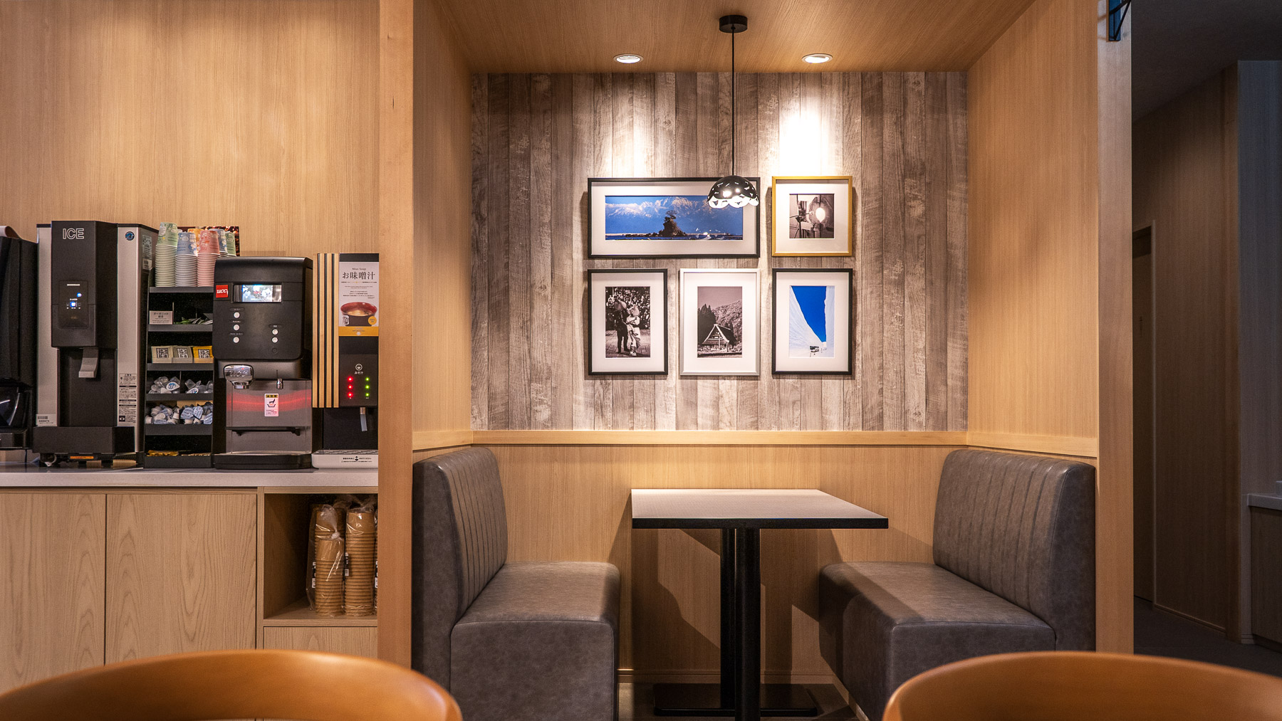 温かみのある照明がラウンジを照らします