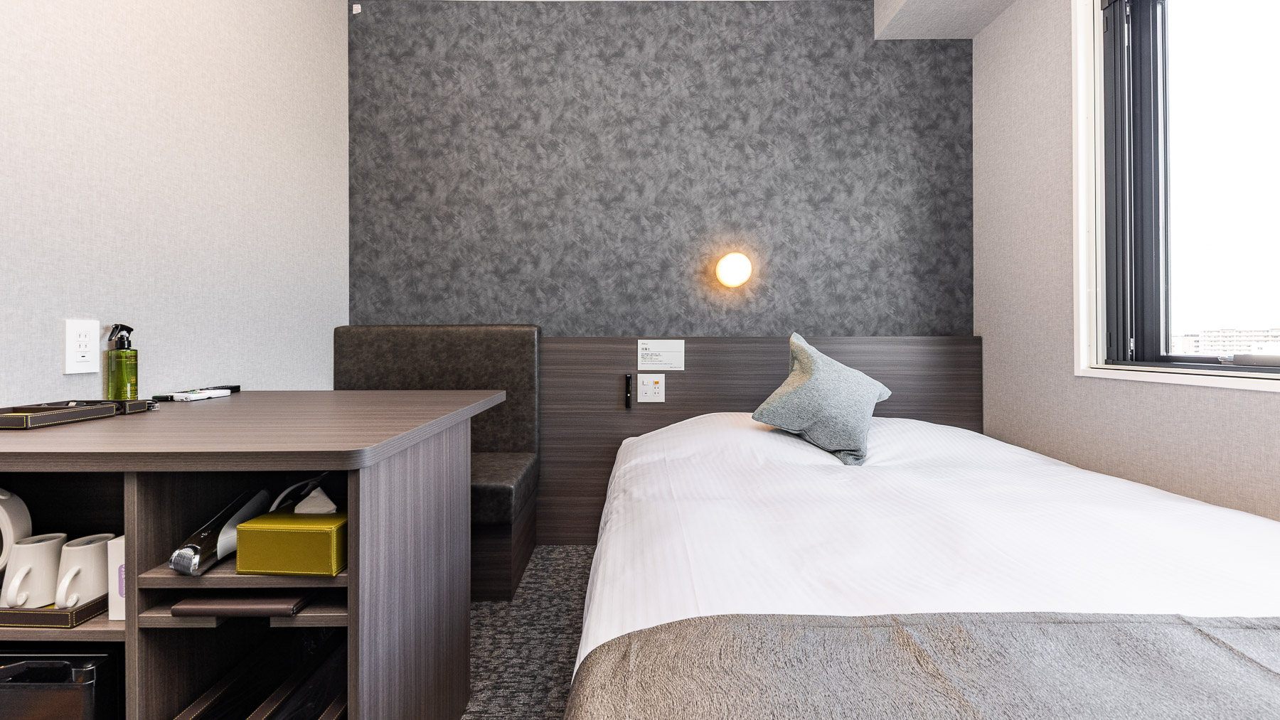 ワイドデスク完備, ベッドサイズ150cm幅