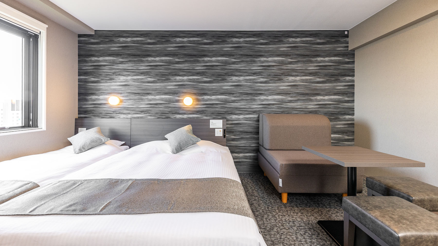 ベッド2台に広々スペースがございます