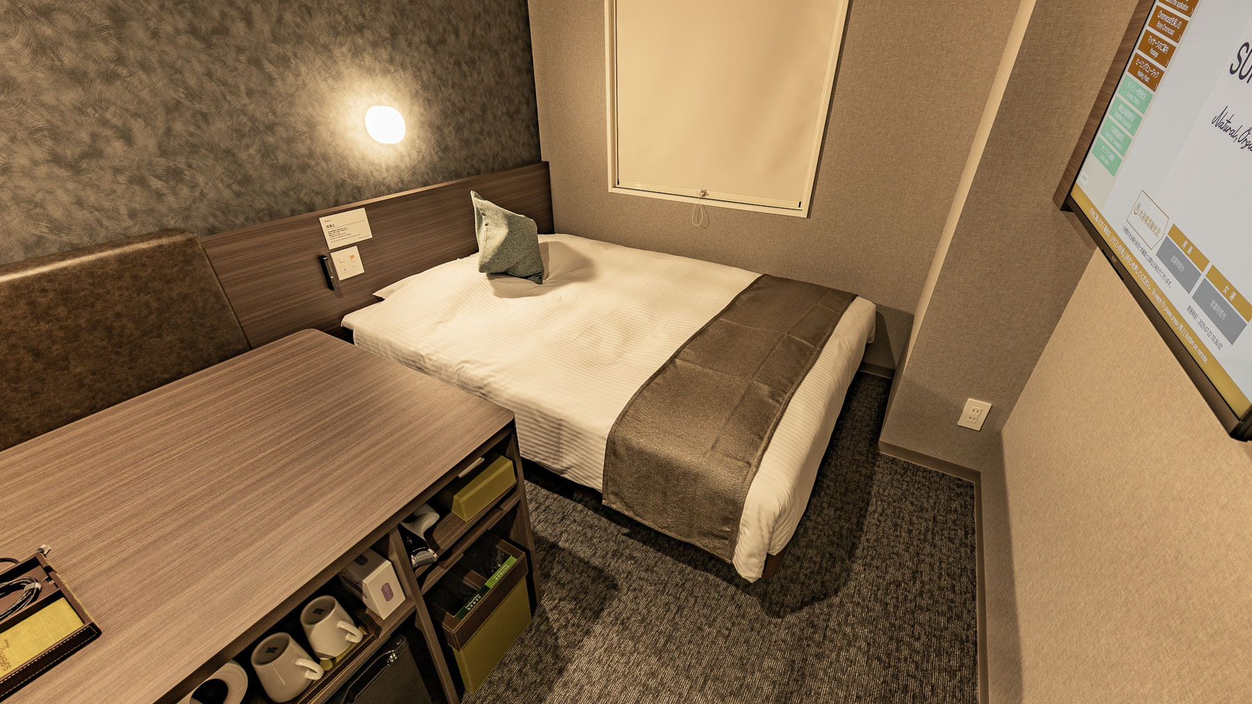 広々デスクで、荷物を置いても作業スペースは十分！