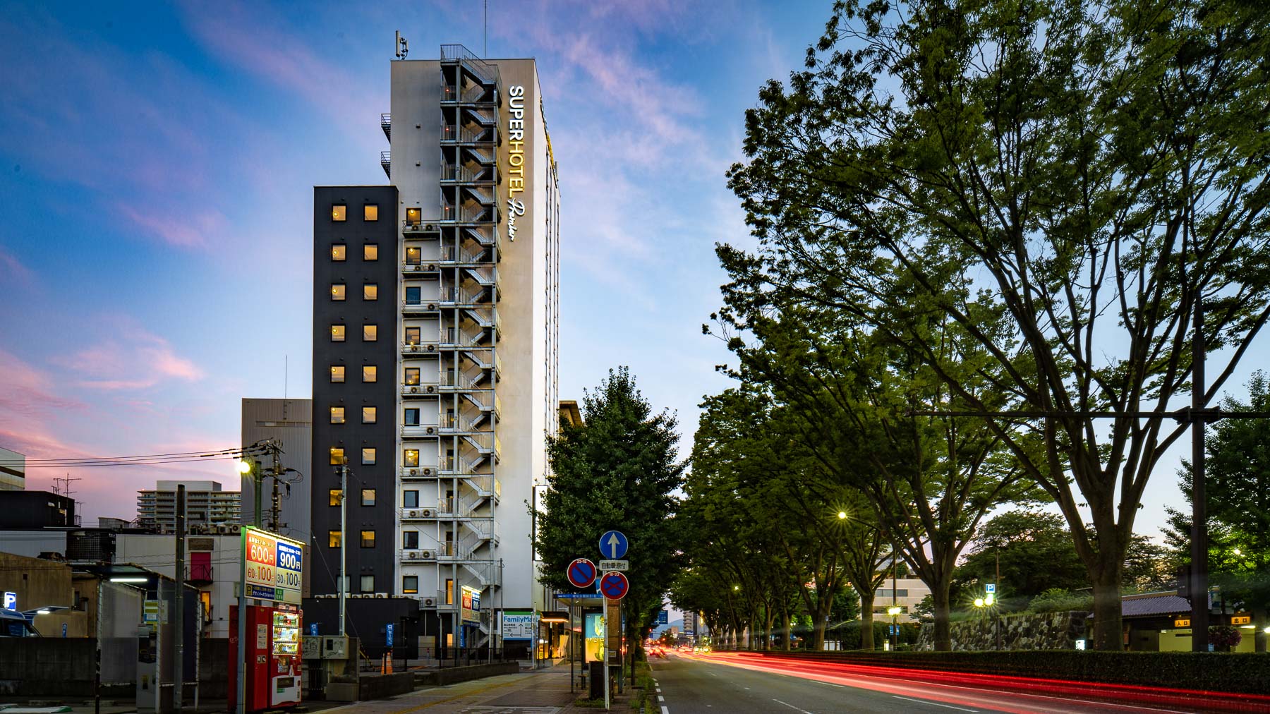 静かな夜に佇む、優しい光のランドマーク  