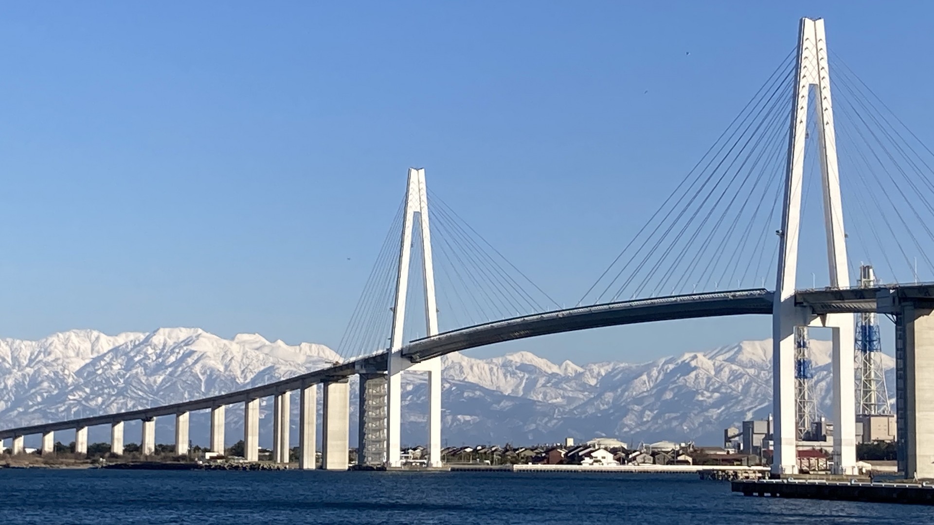 【新湊大橋】当館から車で35分