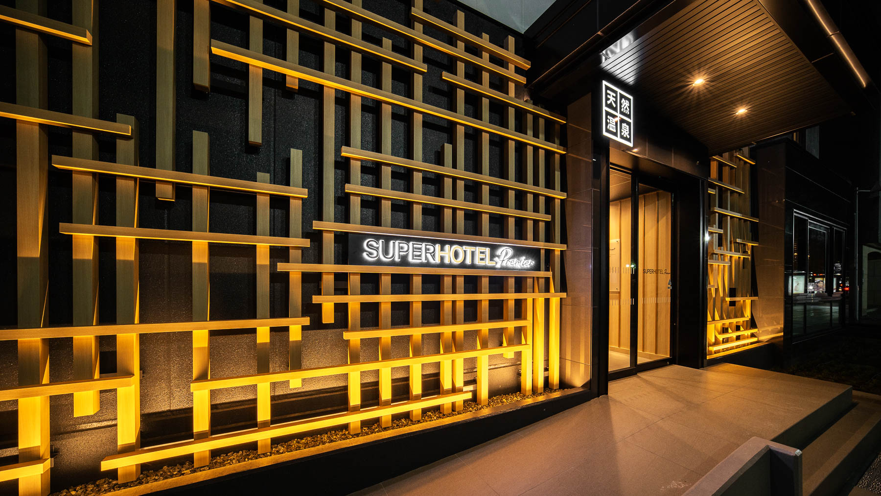 エントランスの灯りが富山の街を照らします  