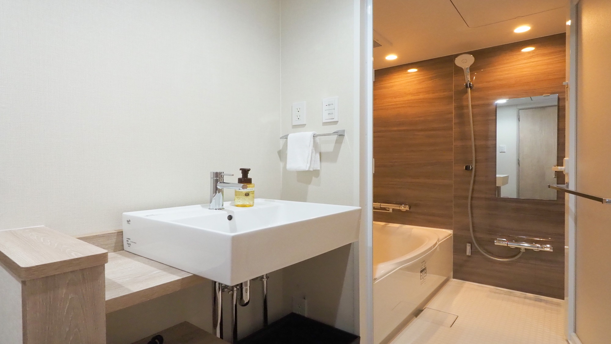 和モダンファミリールーム（バスルーム）