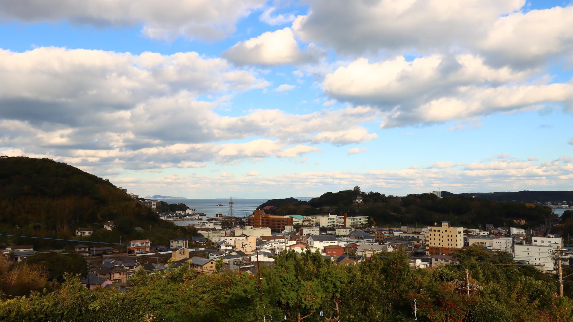 城と海と街並みの絶景！市街地近郊の高台ならではの景色に、開港ロマンに思いを馳せる【素泊り】