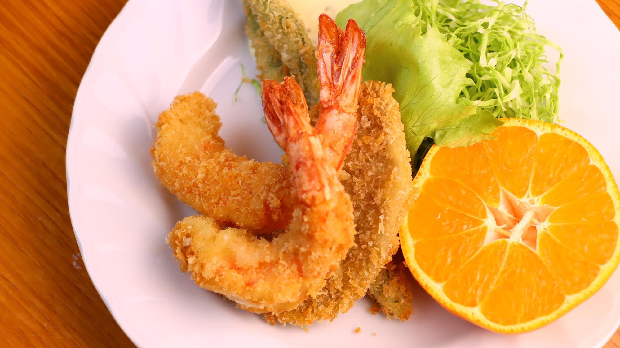 地元の新鮮な食材をふんだんに使用した豪華な料理をお楽しみいただけます。