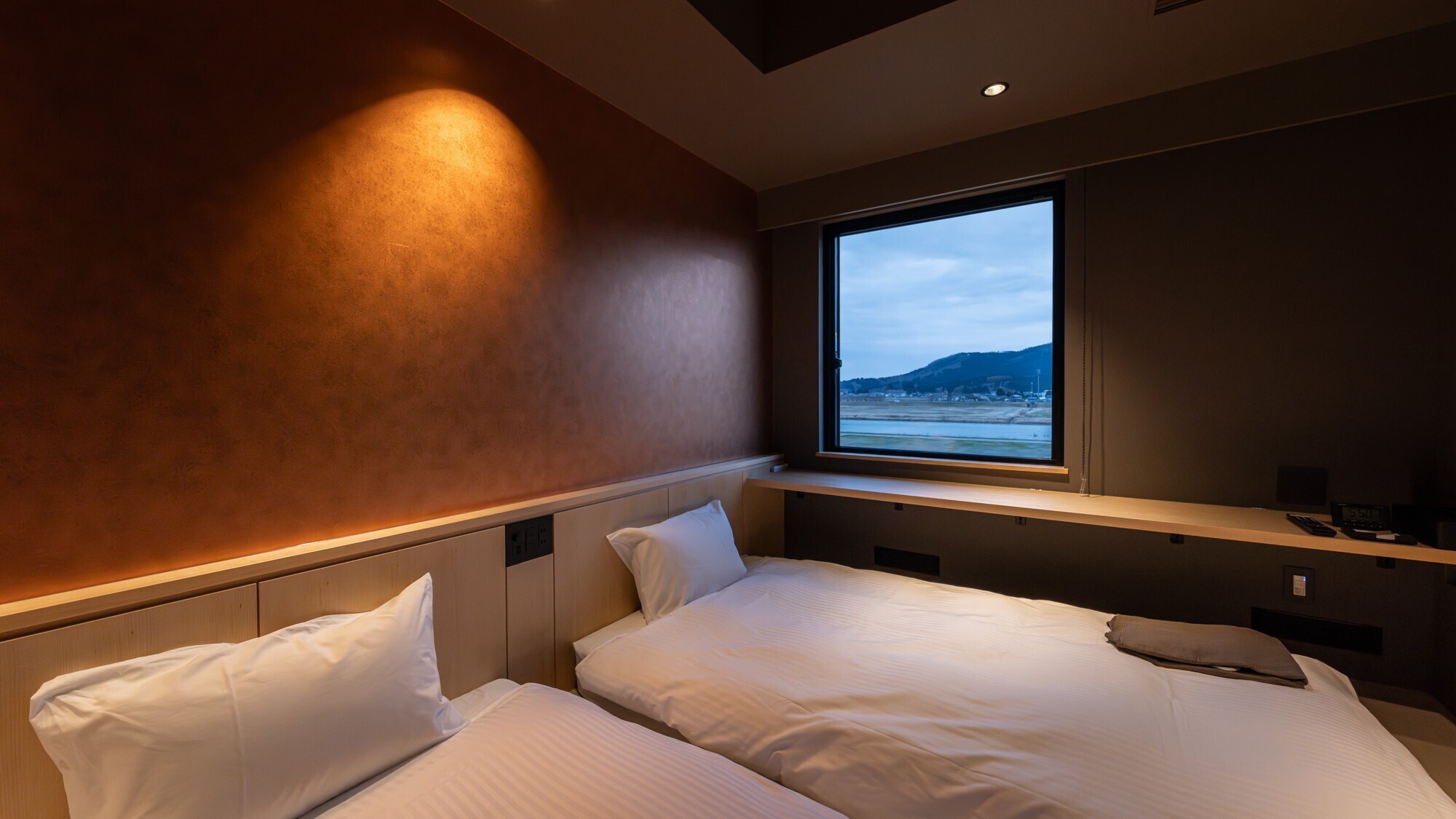 【コンフォートツイン】最大４名様でのご宿泊可能な広々としたツインルームです。バス・トイレ付