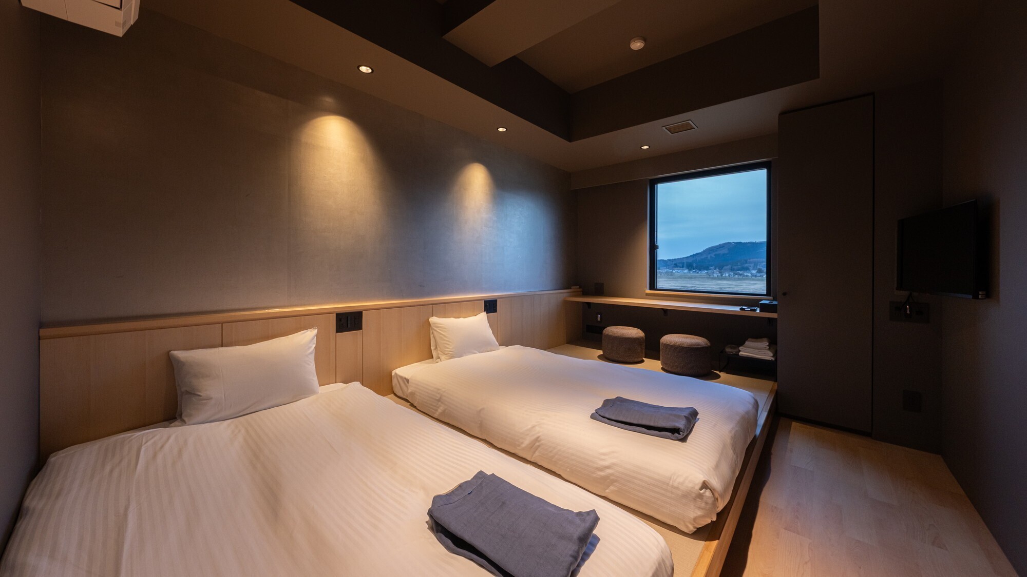 ツインルーム＜19平米＞＜シャワーブース・トイレ付＞