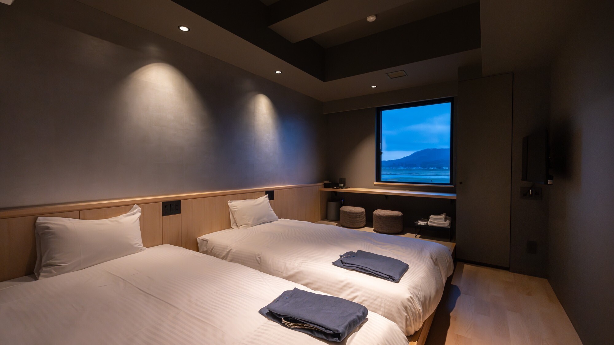 【低層階ツイン】低層階の為河川敷が望めにくくなっております。 シャワー・トイレ付