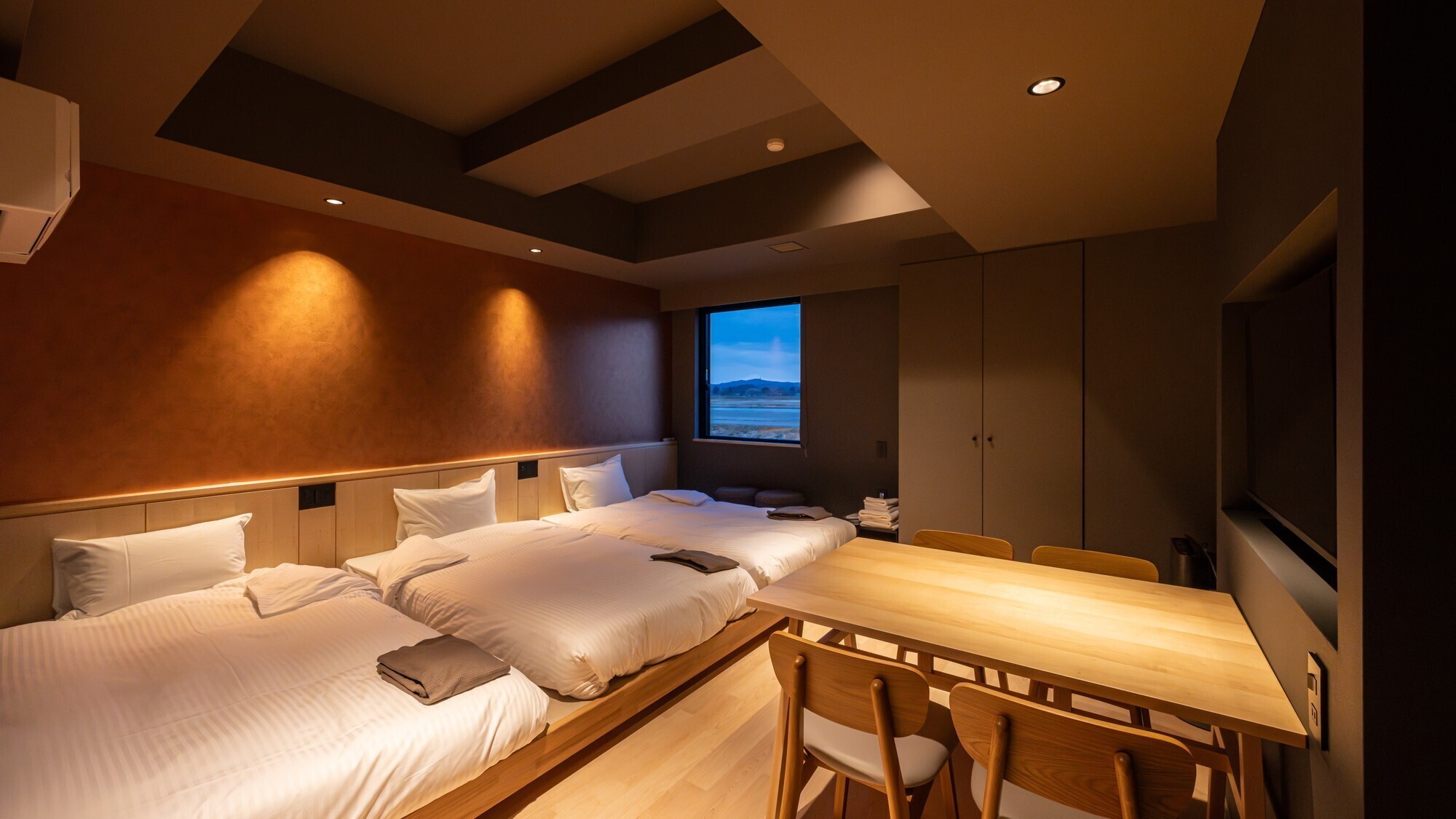 【コンフォートツイン】最大３名様でのご宿泊可能な広々としたツインルームです。バス・トイレ付