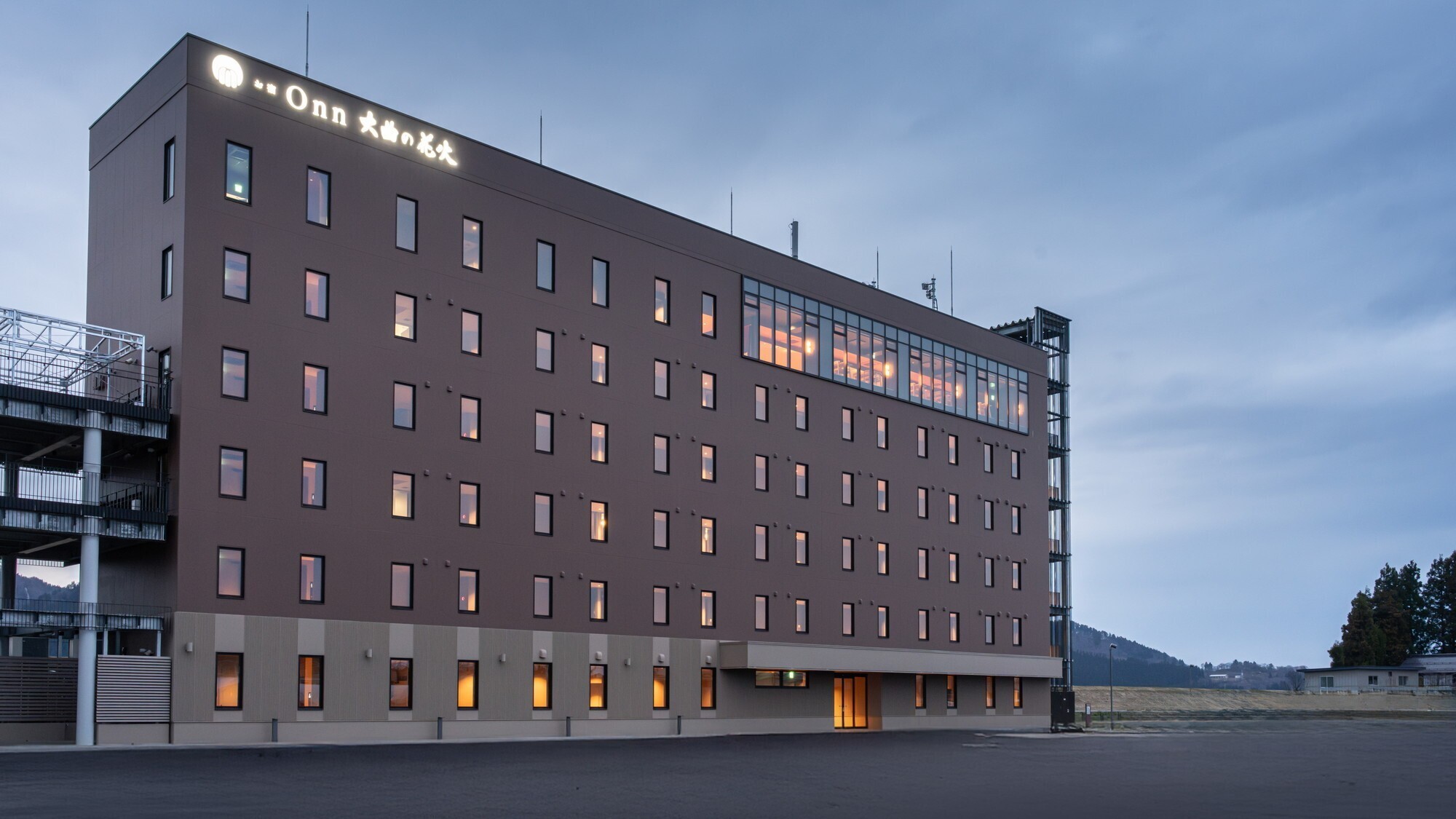 【外観】大曲の花火会場である雄物川河川敷に面しています