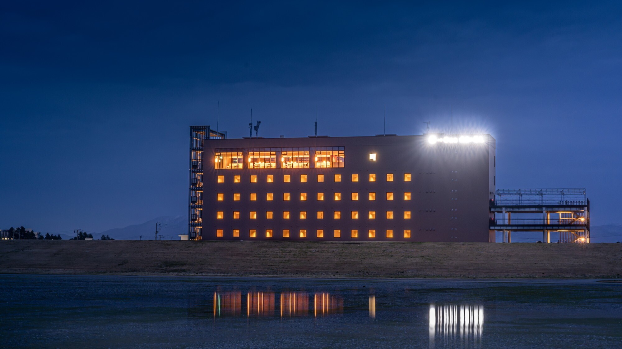 【外観】大曲の花火会場である雄物川河川敷に面しています