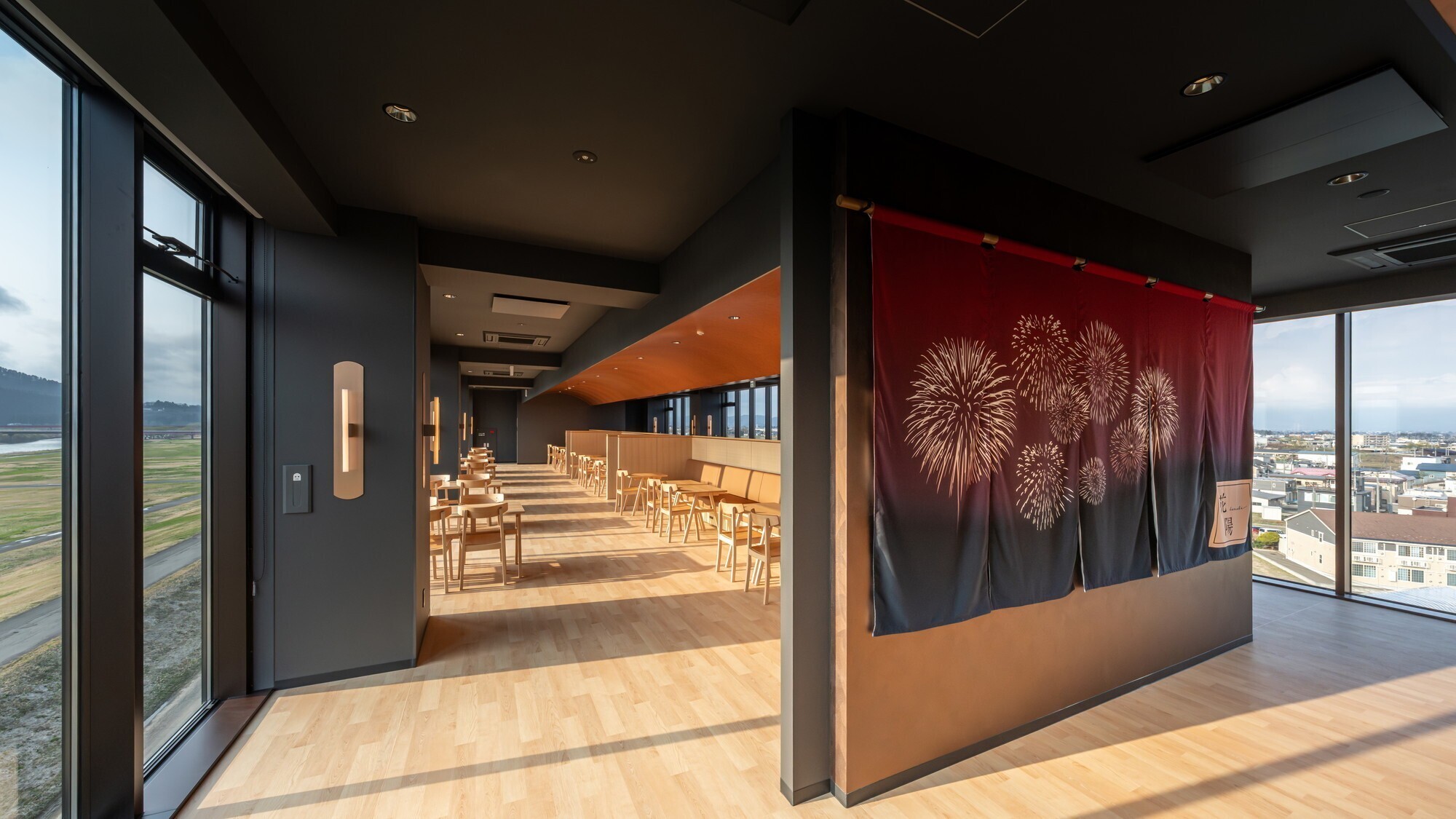 【レストラン】すべての席から河川敷が望める造りになっております