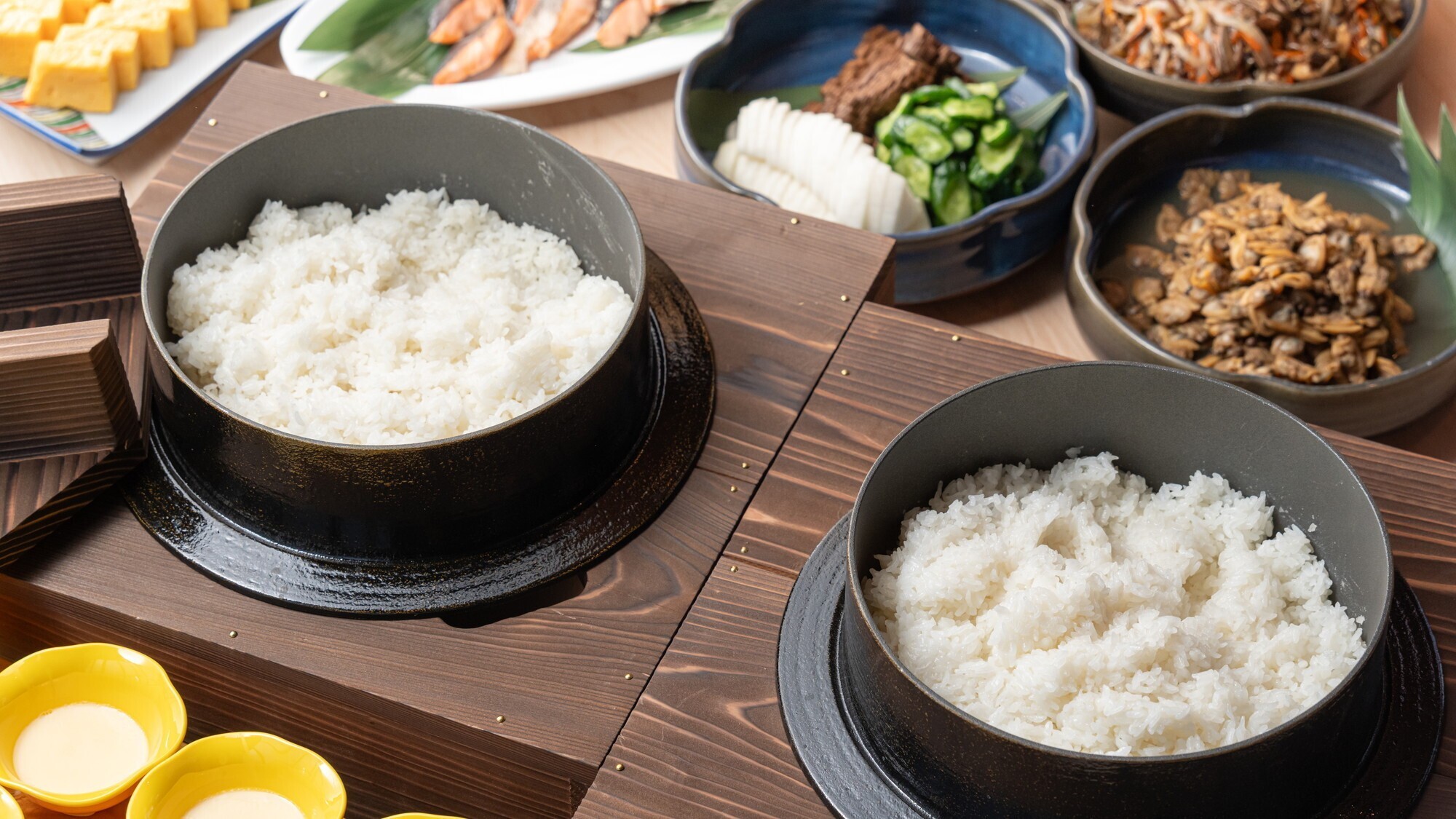 【朝食】秋田名産の「あきたこまち」「サキホコレ」の食べ比べ