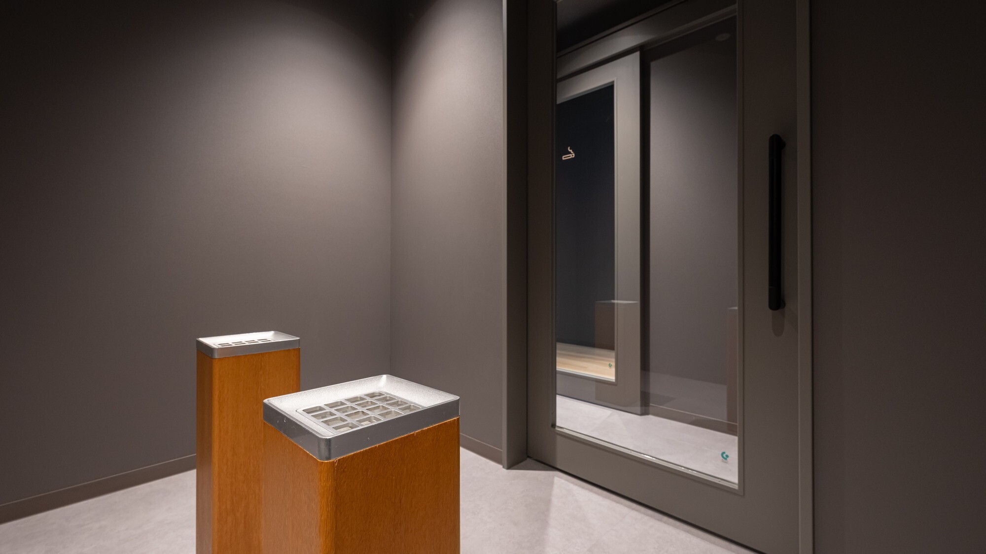 【喫煙所】1Fロビー裏手にございます