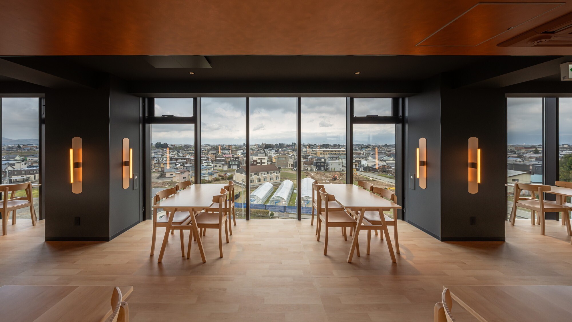 【レストラン】河川敷と大曲の街が一望できる展望レストラン