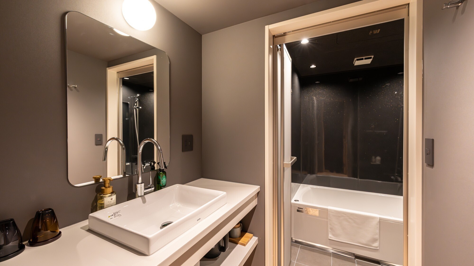 【コンフォートツイン】広々としたツインルームです。バス・トイレ付