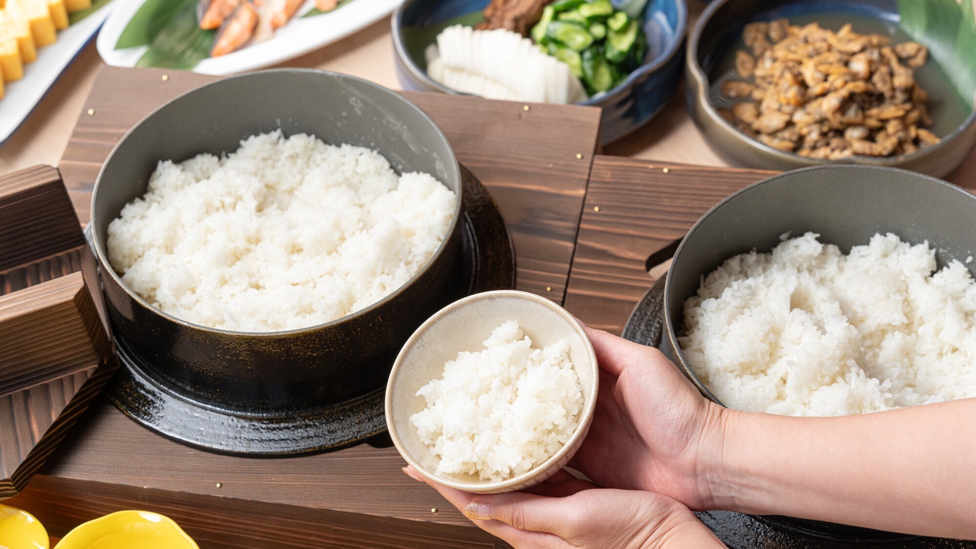 【朝食】秋田名産の「あきたこまち」「サキホコレ」の食べ比べ
