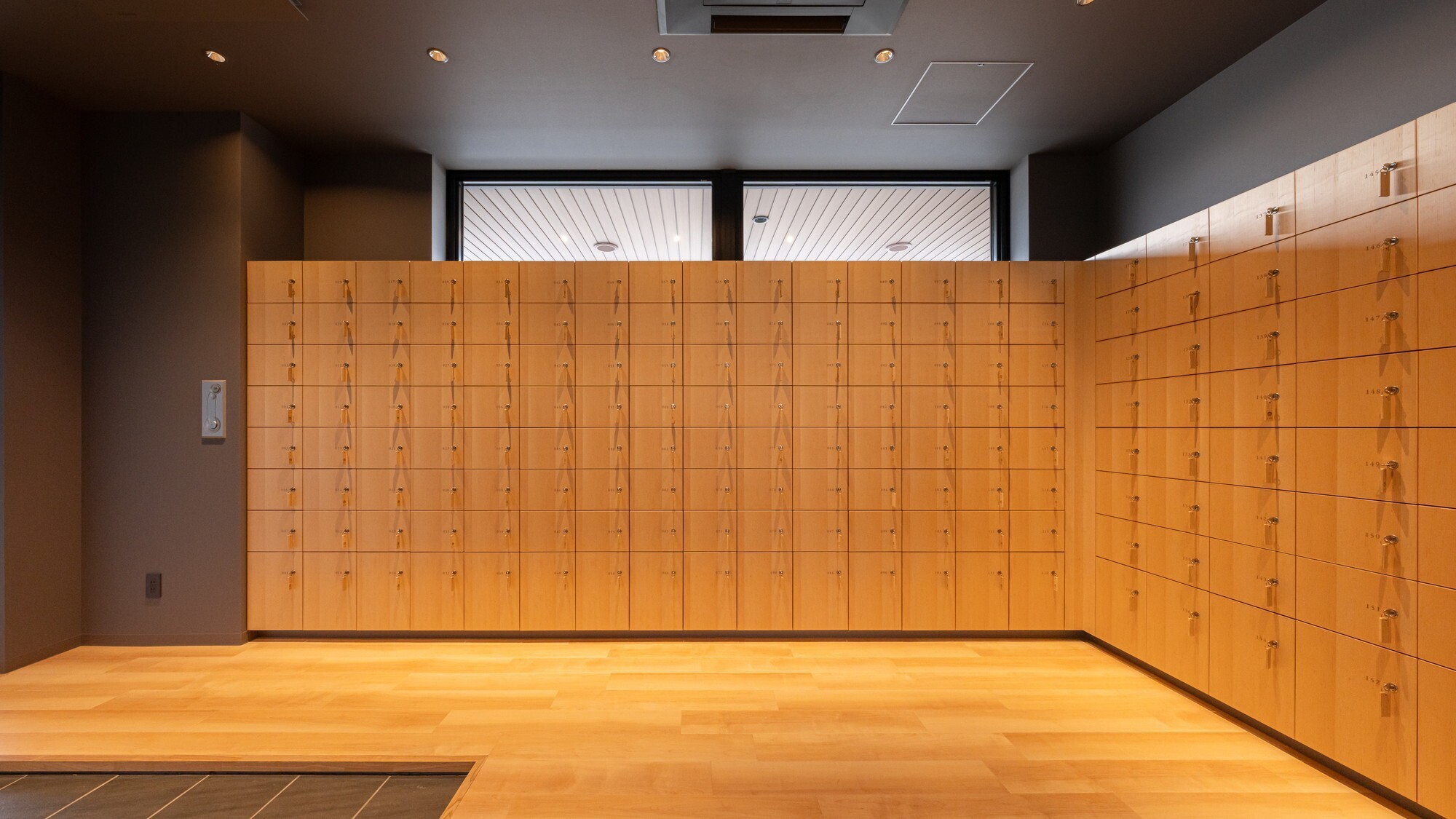 【玄関】靴を脱いで、素足でおくつろぎいただけます