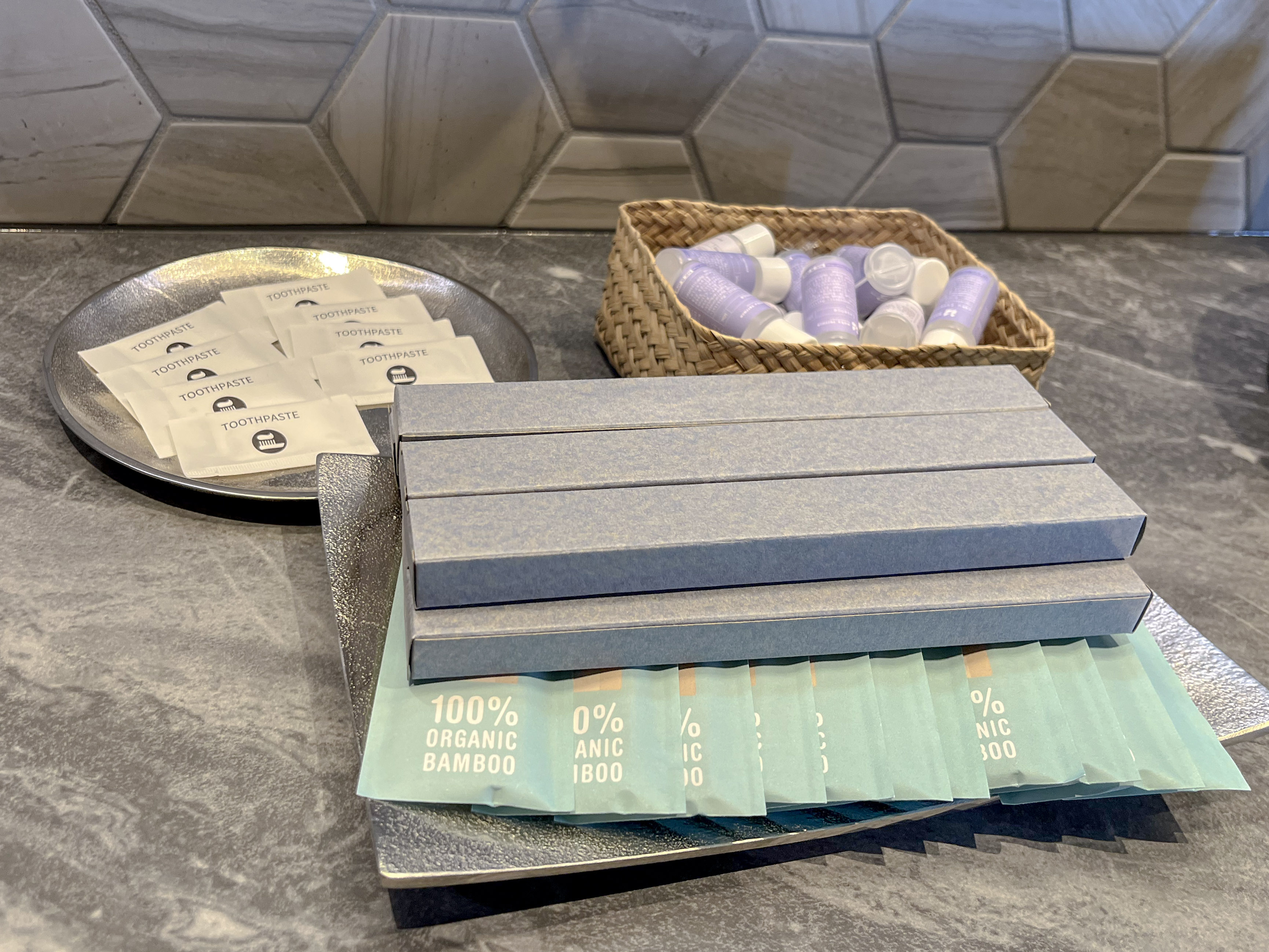 歯ブラシ、歯磨き粉、櫛、化粧水・美容液