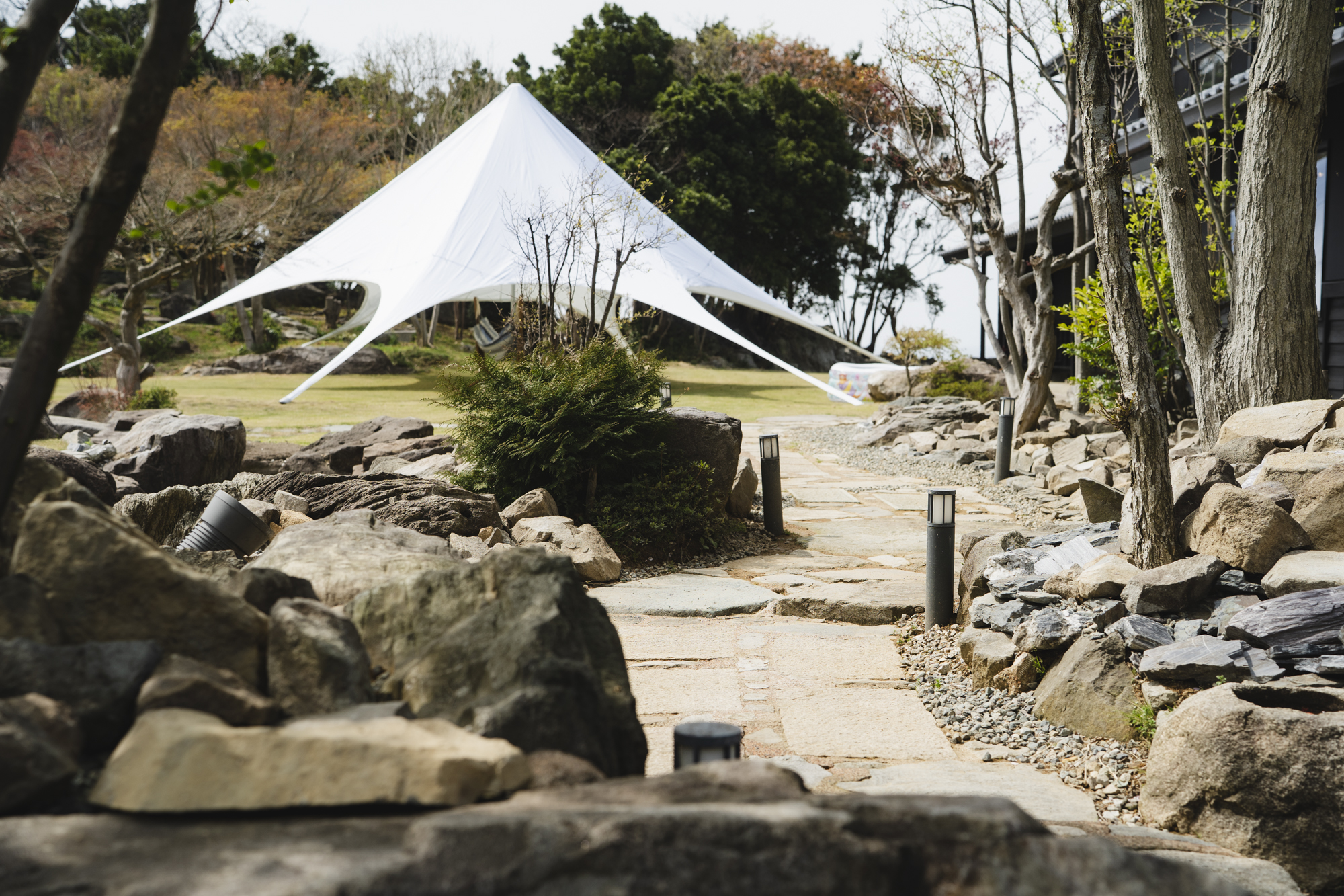 正面玄関までの小道