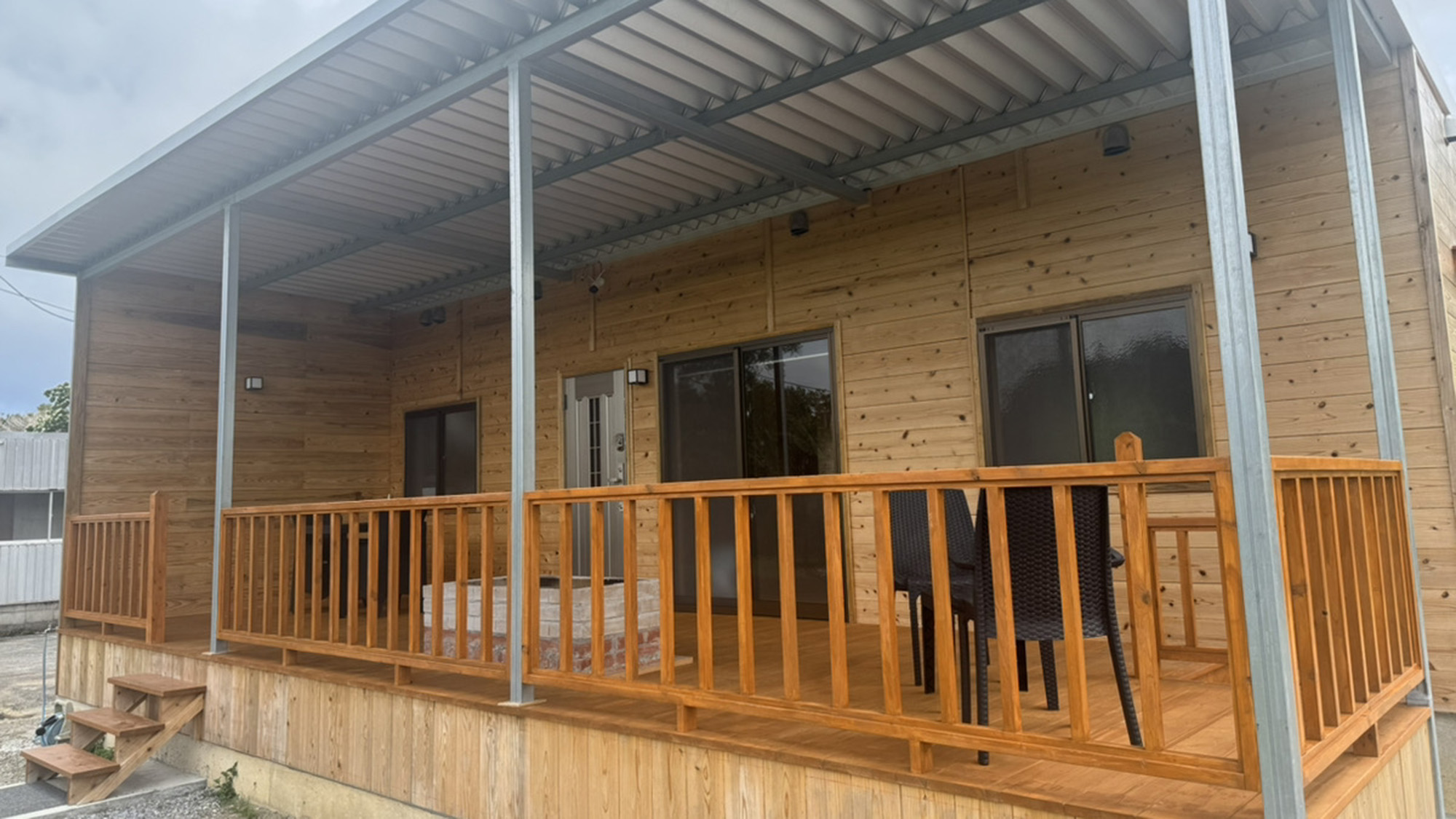 ・【外観】当施設は那覇空港から車で約90分で到着します