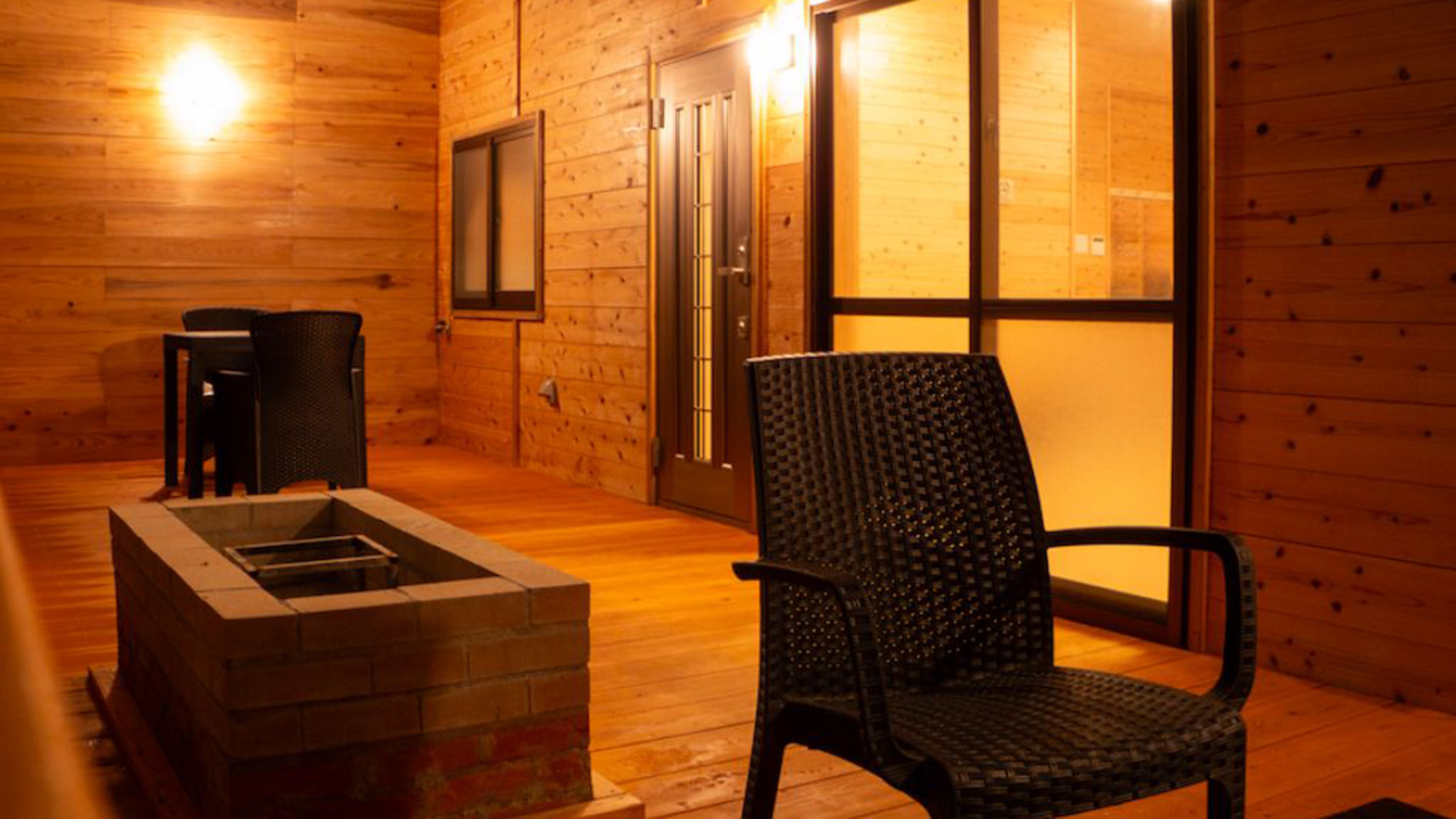 ・【ウッドデッキ】落ち着いた雰囲気のウッドデッキで星空を眺めながら、贅沢な時間をお過ごしください