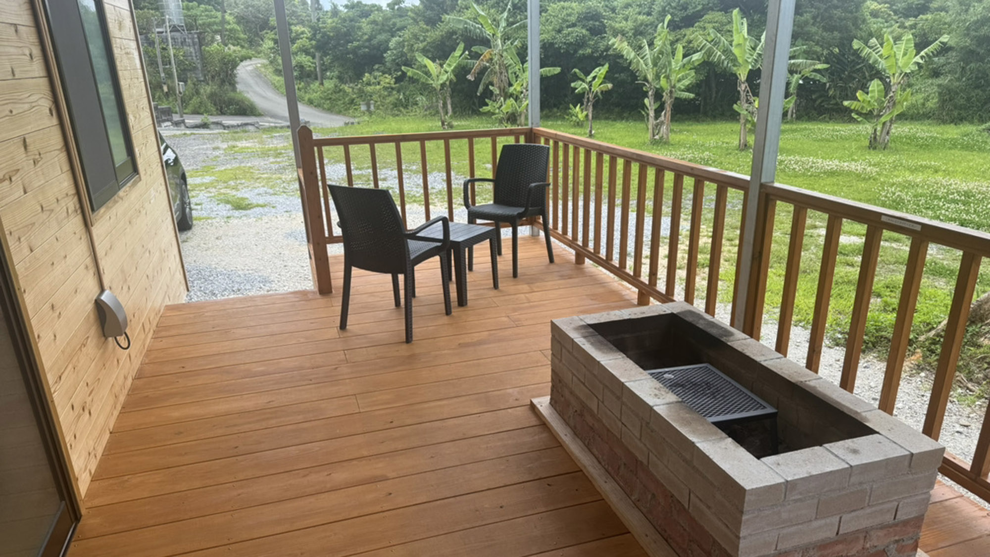 ・【ウッドデッキ】開放感たっぷりのバルコニー。心地よい風とともに森の香りを感じられます