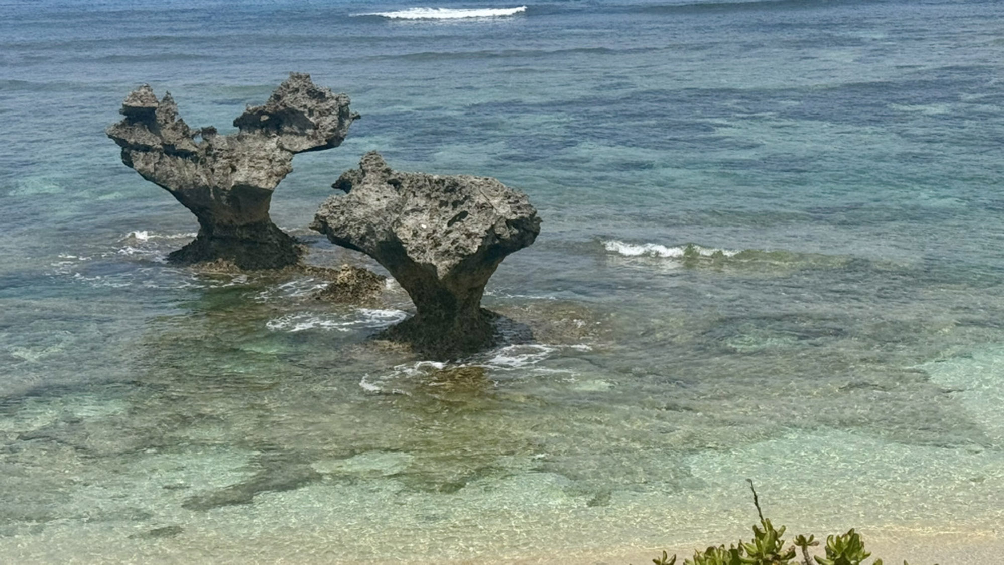 ・【周辺／ハートロック】古宇利島は『恋島』とも呼ばれ、沖縄版アダムとイブの伝説が残る神秘的な島です