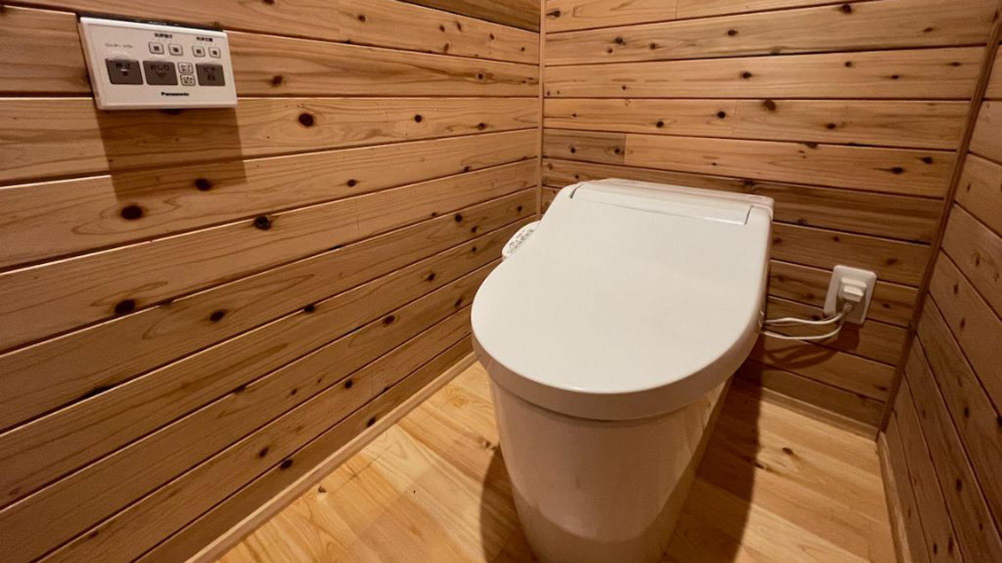 ・【トイレ】広くゆったりとご利用いただける洗浄機付便座のトイレ