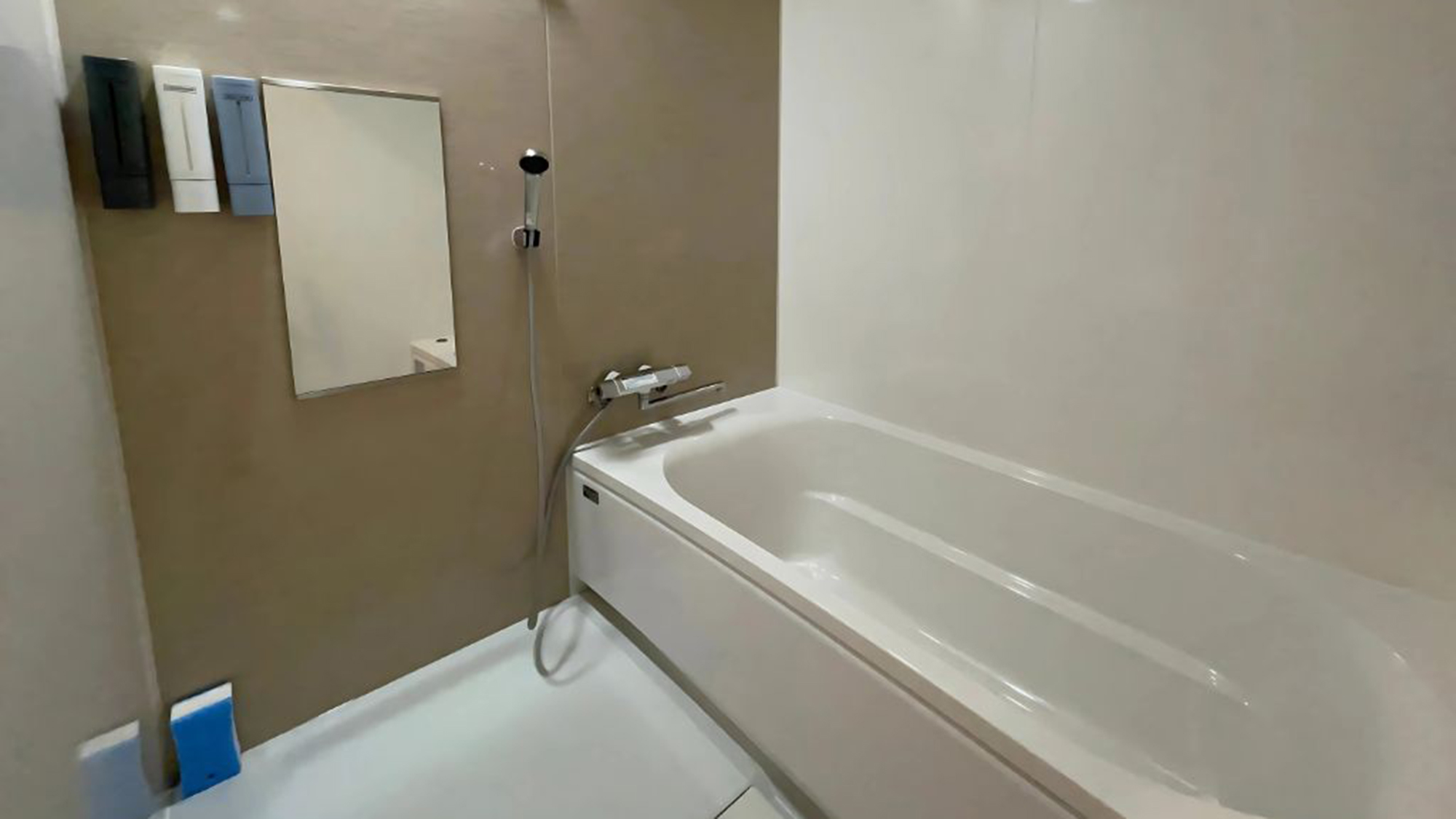 ・【バスルーム】ゆっくりと湯船につかり、旅の疲れを癒してください