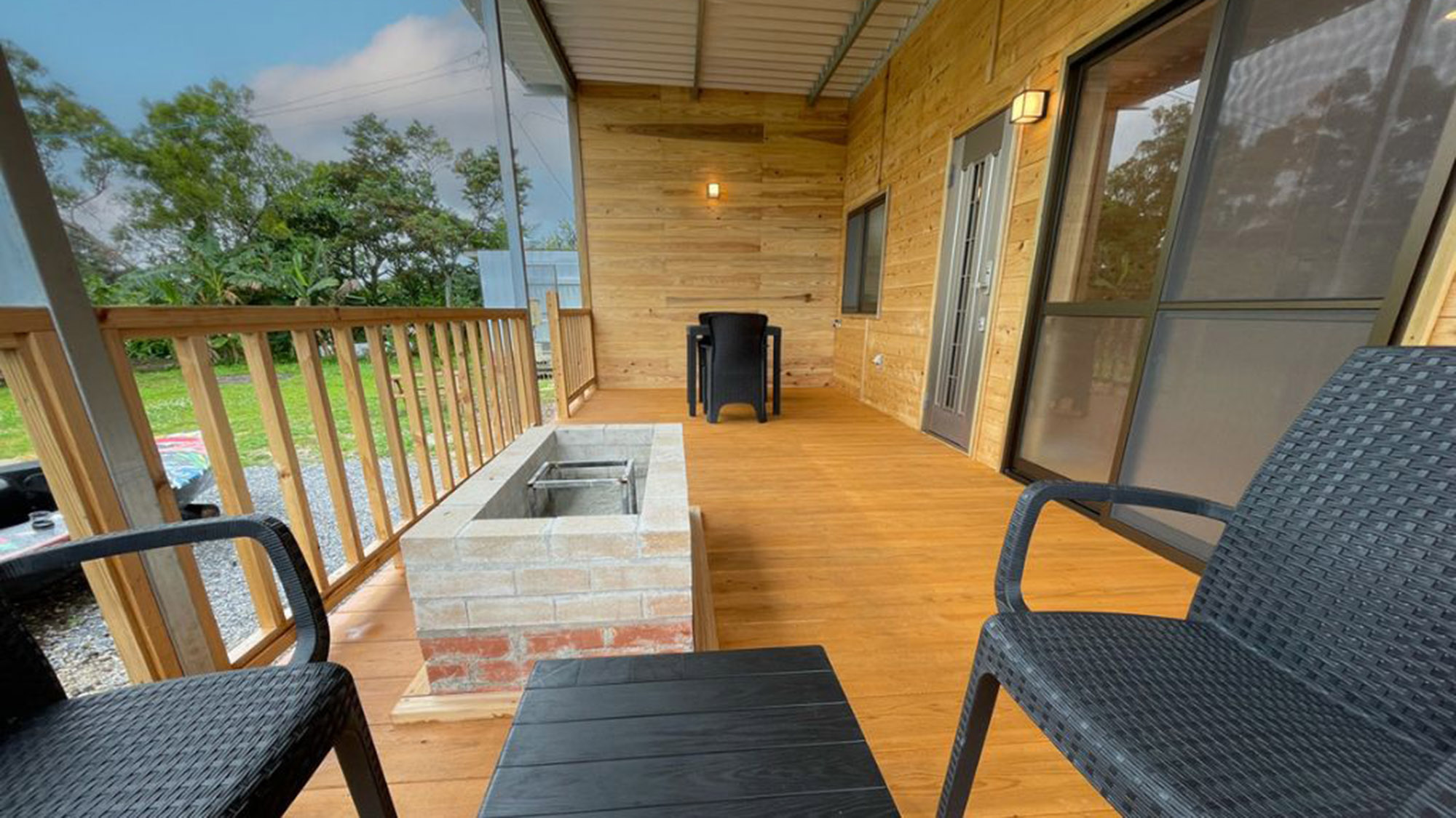 ・【ウッドデッキ】やんばるの緑豊かな景色が広がるバルコニー。のんびりくつろぎながら自然を満喫