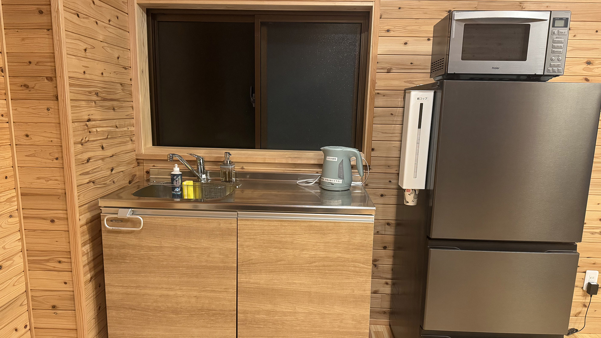 ・【キッチン】冷蔵庫、電子レンジ、湯沸かしポットを完備しております