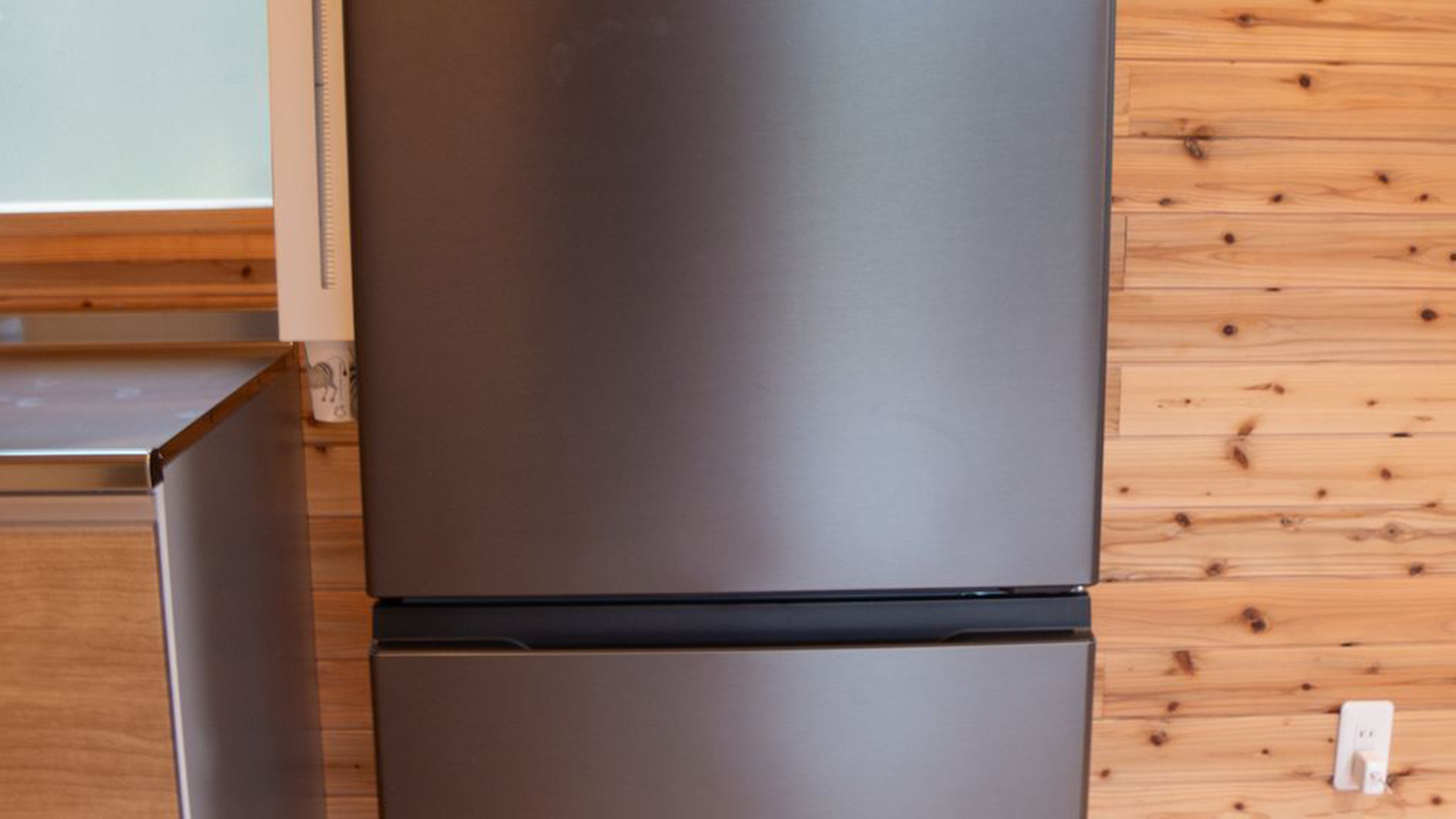 ・【キッチン】大きめの冷蔵庫を完備。持ち込みの食材が多くなっても安心です